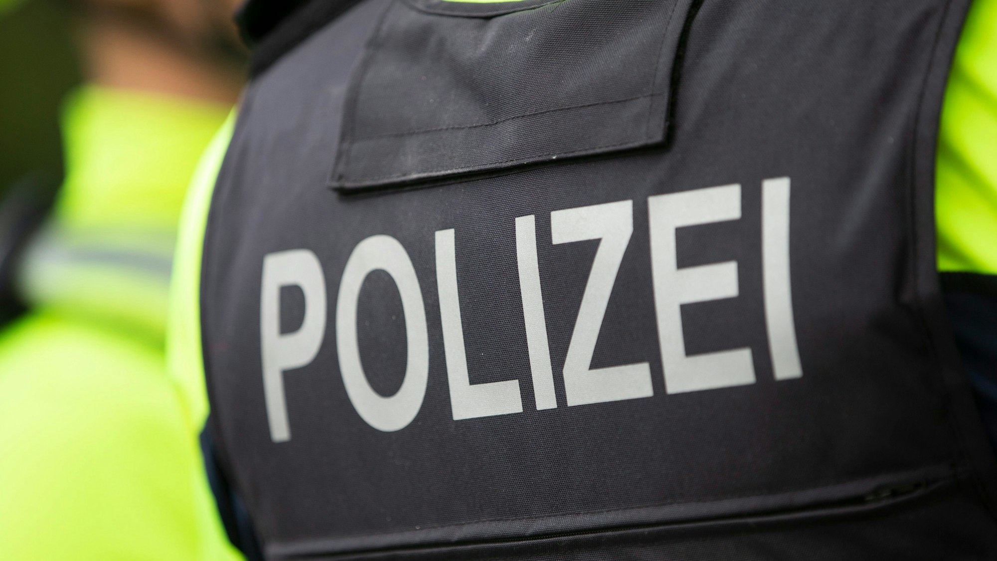 Auf dem Rücken einer Weste steht Polizei.
