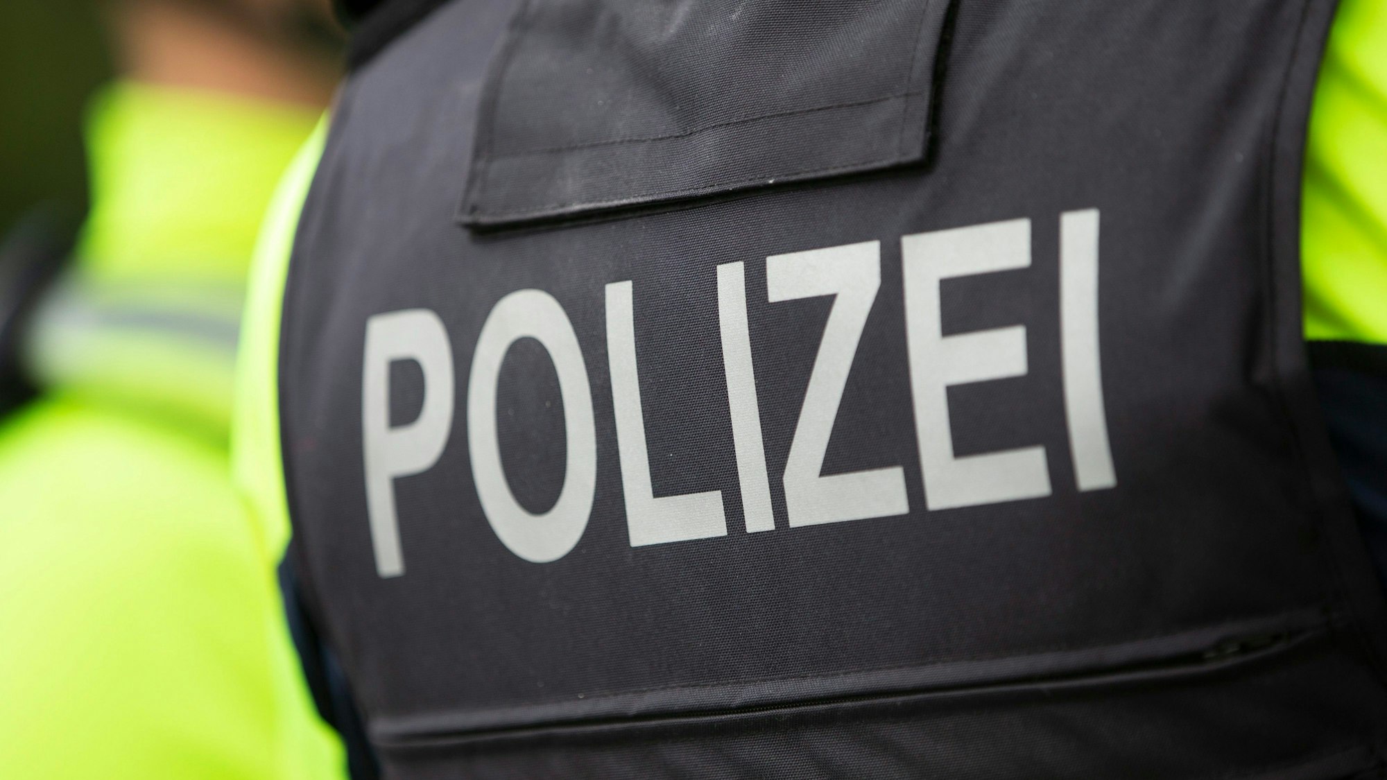 Auf einer Weste steht Polizei.