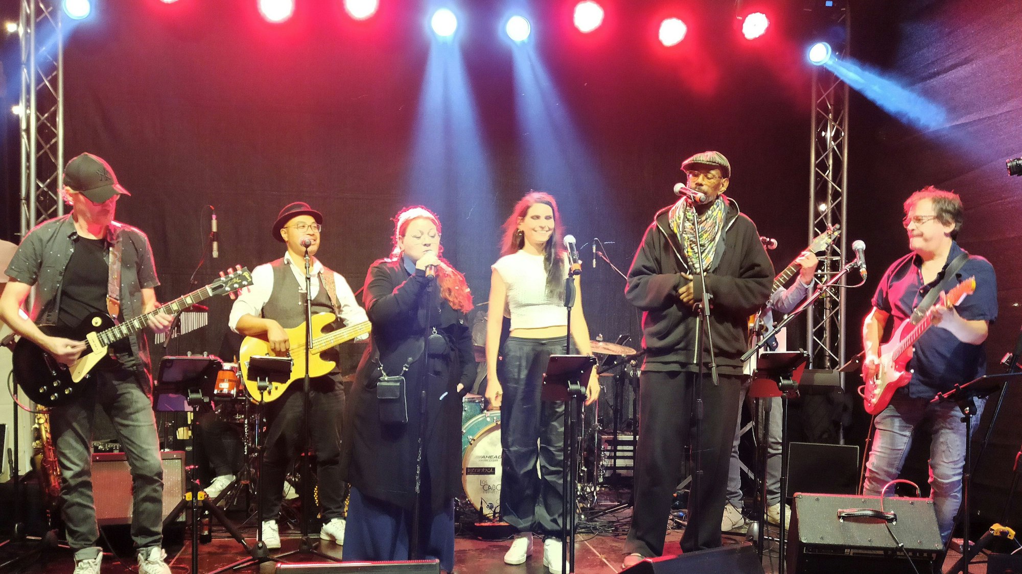 Die Gruppe Decay & The ToneKings auf der Bühne in Alfter. Die Musiker traten beim Schlosszauber auf.