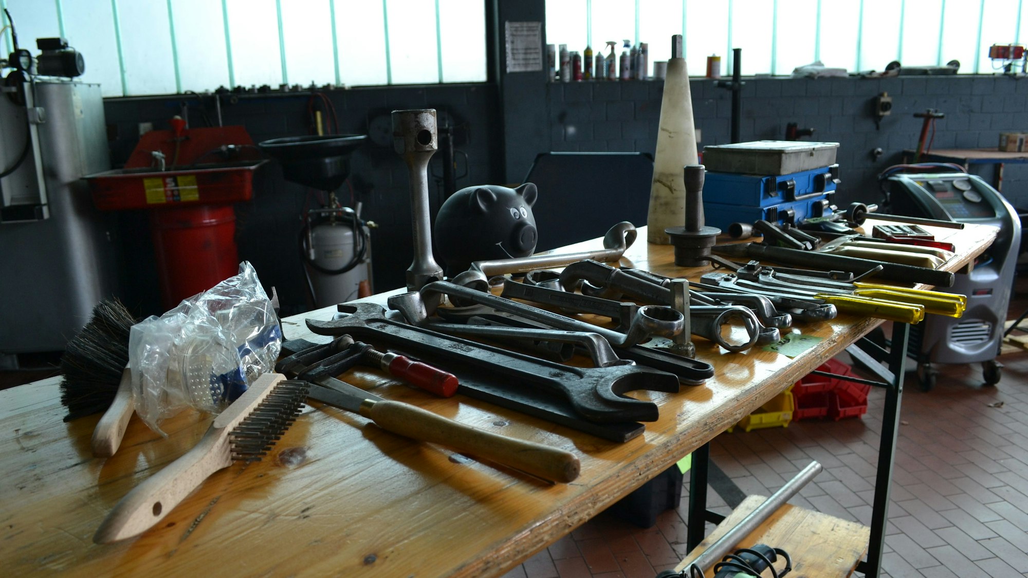 Werkzeuge liegen auf einer Bierbank.