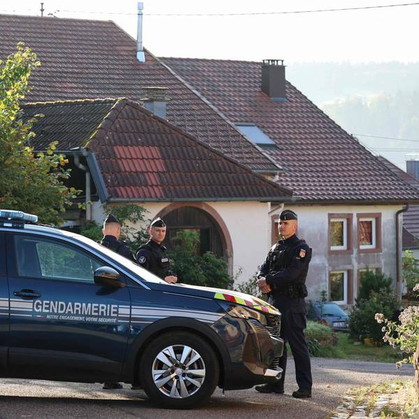Die französische Polizei steht vor einem Haus in der Nähe von Saint-Blase-La-Roche, wo eine „Spezialoperation“ durchgeführt wird. Ein 40 Jahre alter Mann wurde befragt, sein Auto wurde beschlagnahmt.