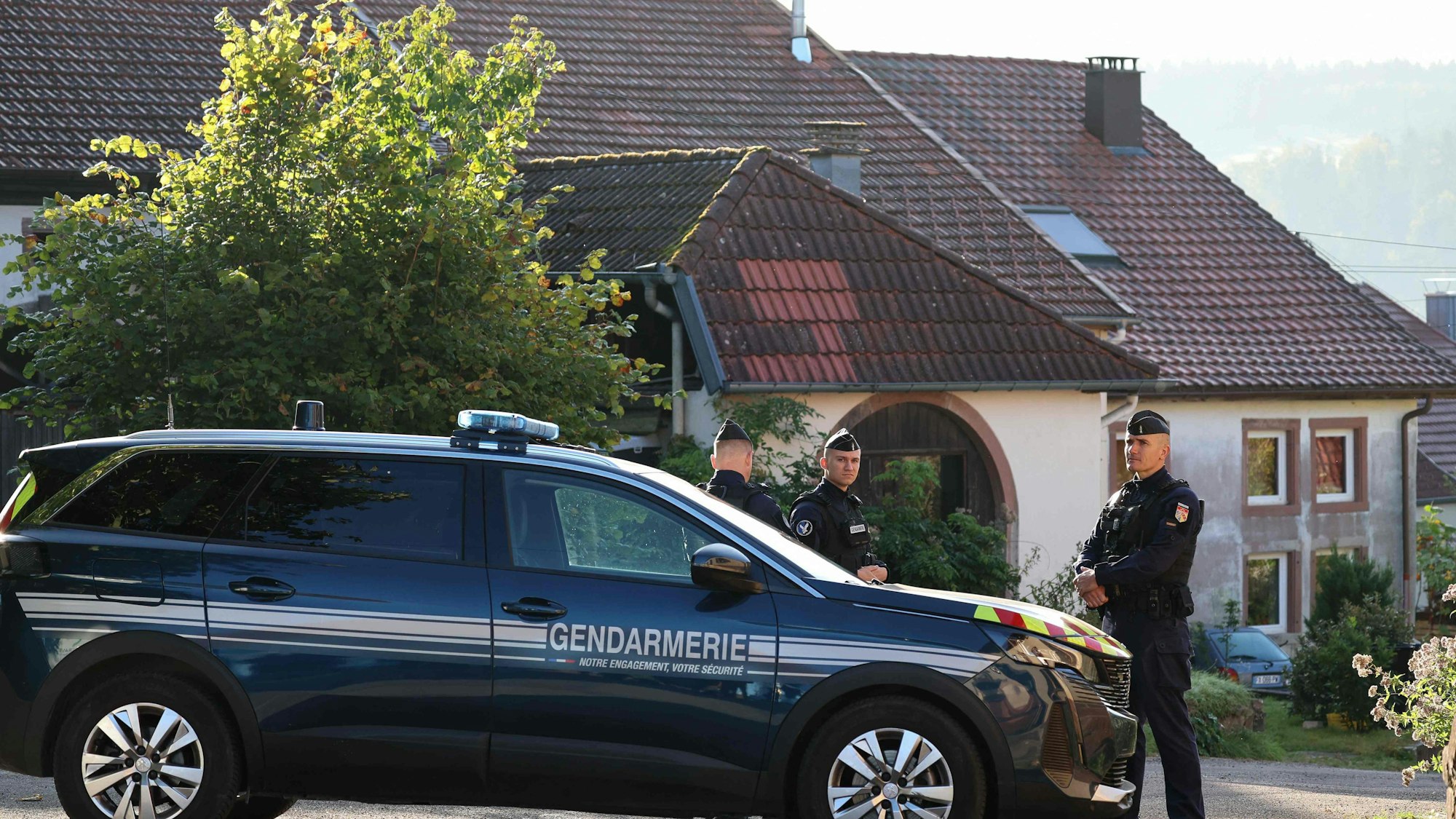 Die französische Polizei steht vor einem Haus in der Nähe von Saint-Blase-La-Roche, wo eine „Spezialoperation“ durchgeführt wird. Ein 40 Jahre alter Mann wurde befragt, sein Auto wurde beschlagnahmt.