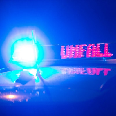 Ein Polizeifahrzeug bei der Absicherung eines Unfalls (Symbolbild)