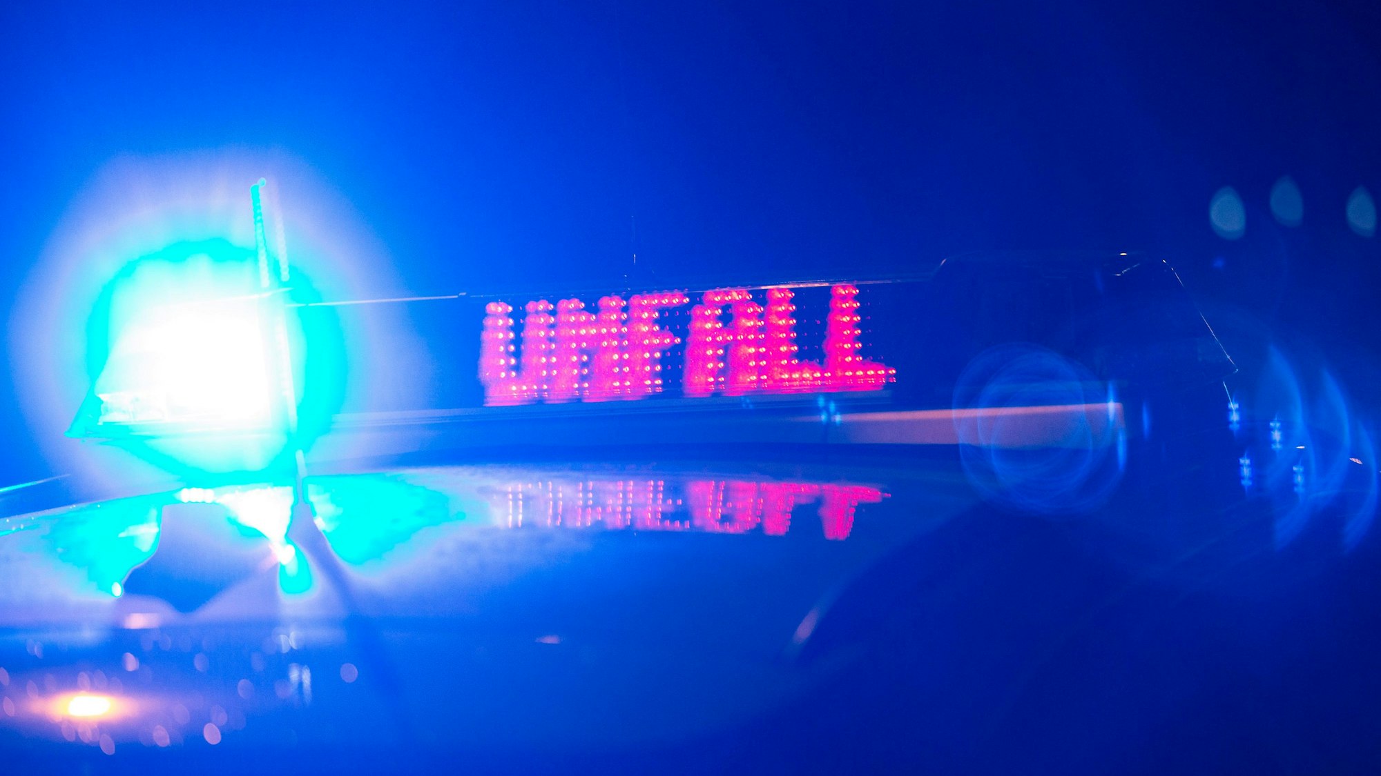 Ein Polizeifahrzeug bei der Absicherung eines Unfalls (Symbolbild)