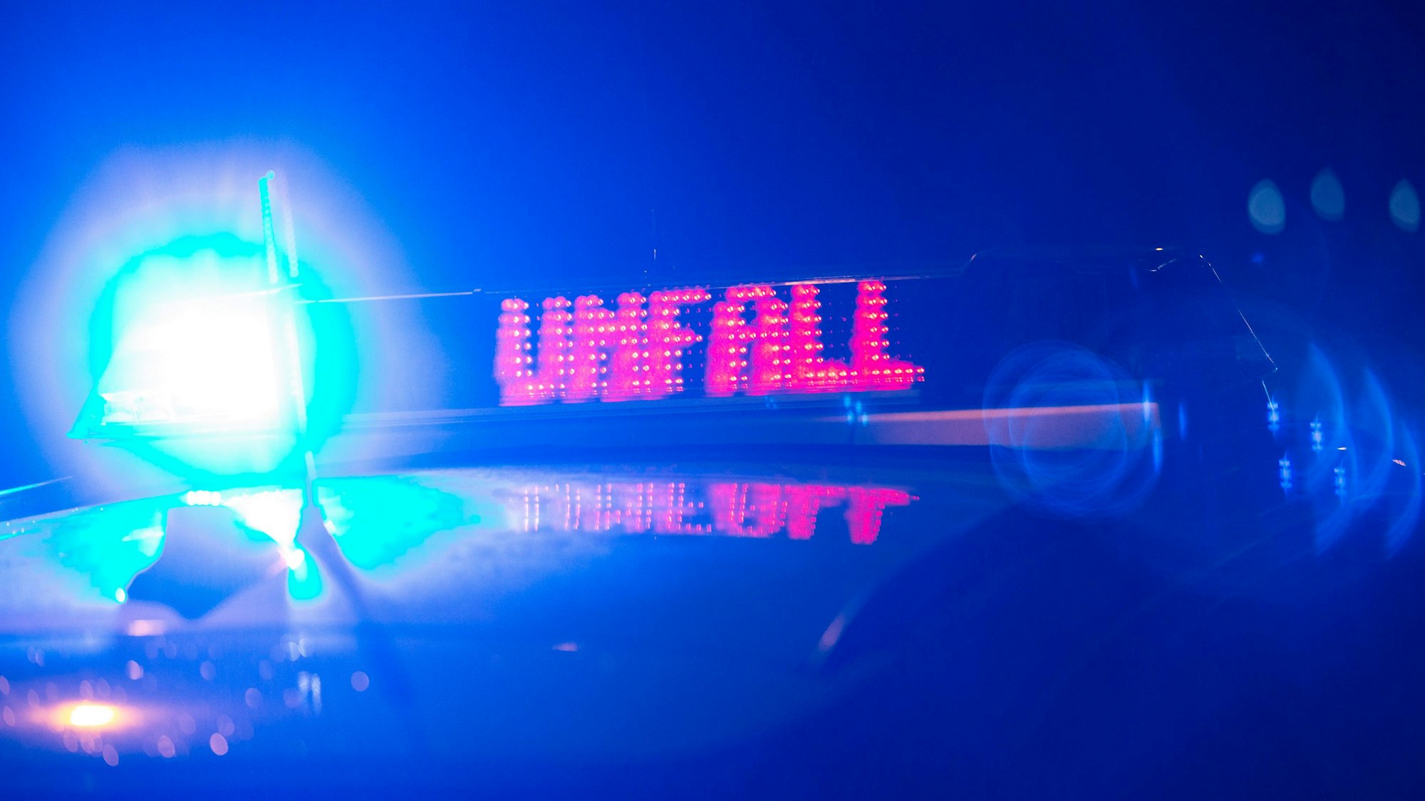 Polizeifahrzeug bei der Absicherung eines Unfalls.