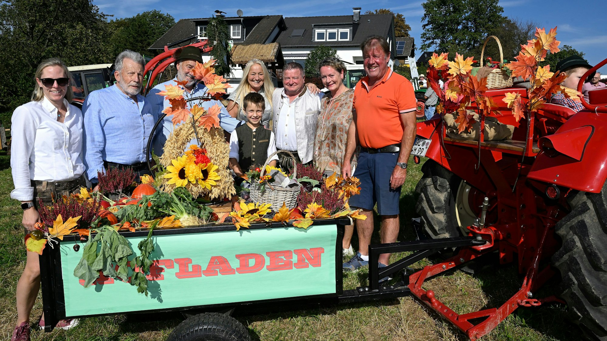 Menschen stehen an einem Erntewagen beim Erntefest des Heimatvereins Eulenthal.