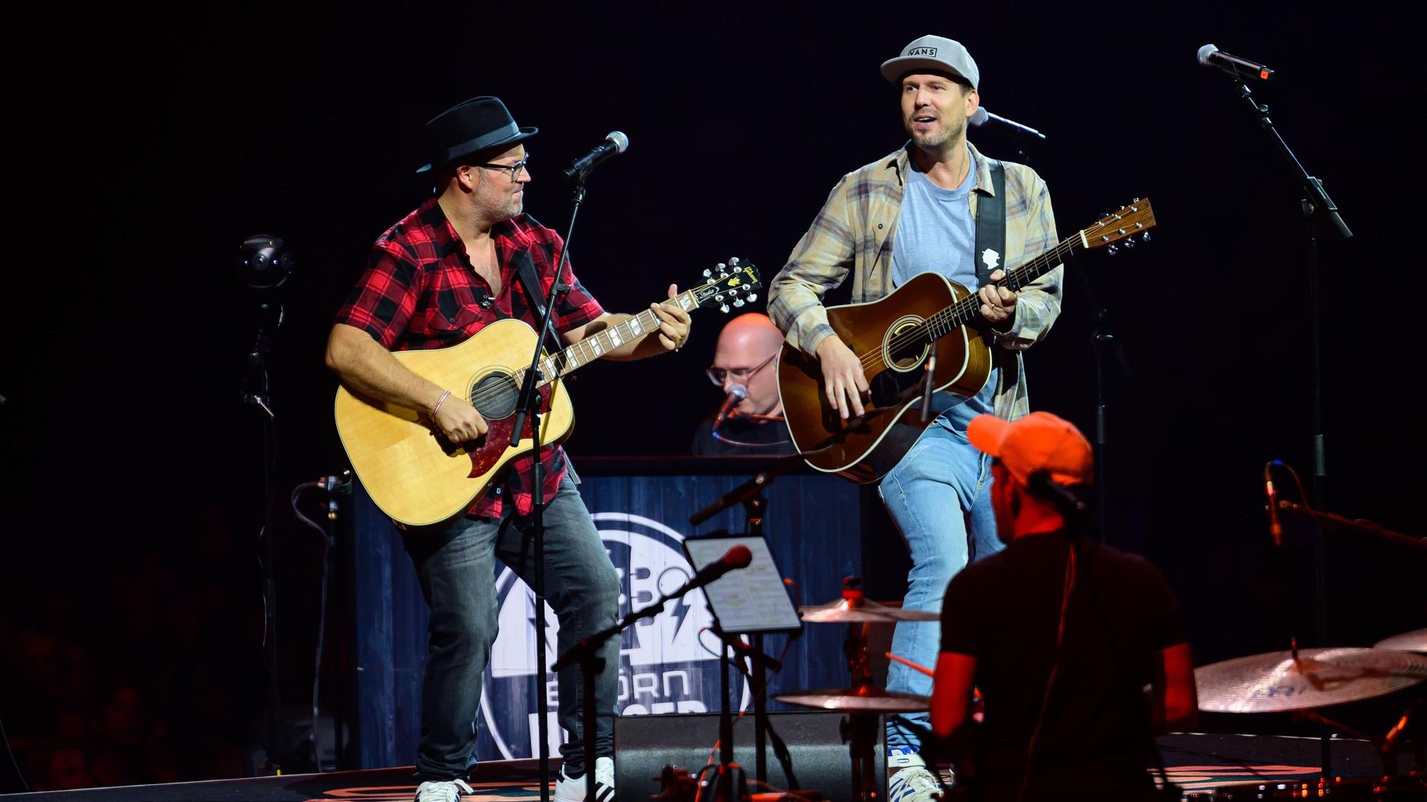 Björn Heuser (links) und Mike Kremer auf der Bühne von “Kölle singt"