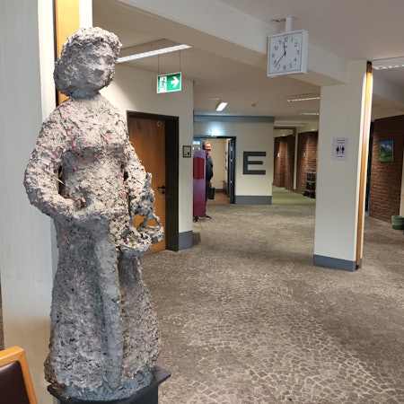Eine Justizia-Skulptur steht im Foyer eines Gebäudes