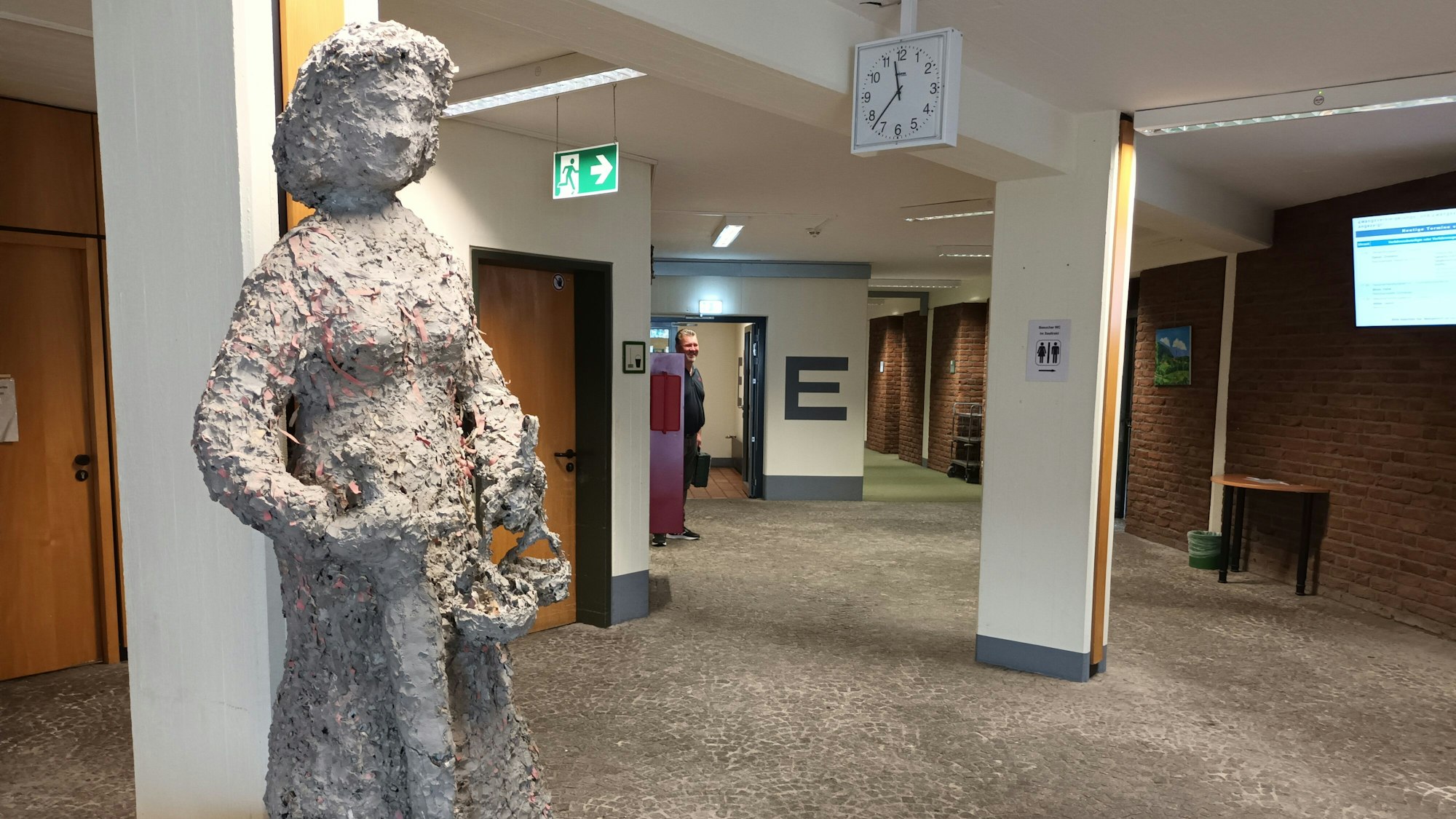 Eine künstlerische Justizia steht im Amtsgericht Siegburg.