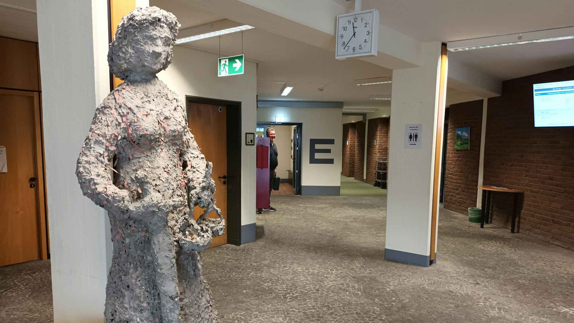 Eine Figur mit Waage in der Hand soll die Göttin der Gerechtigkeit, Justizia, verkörpern.