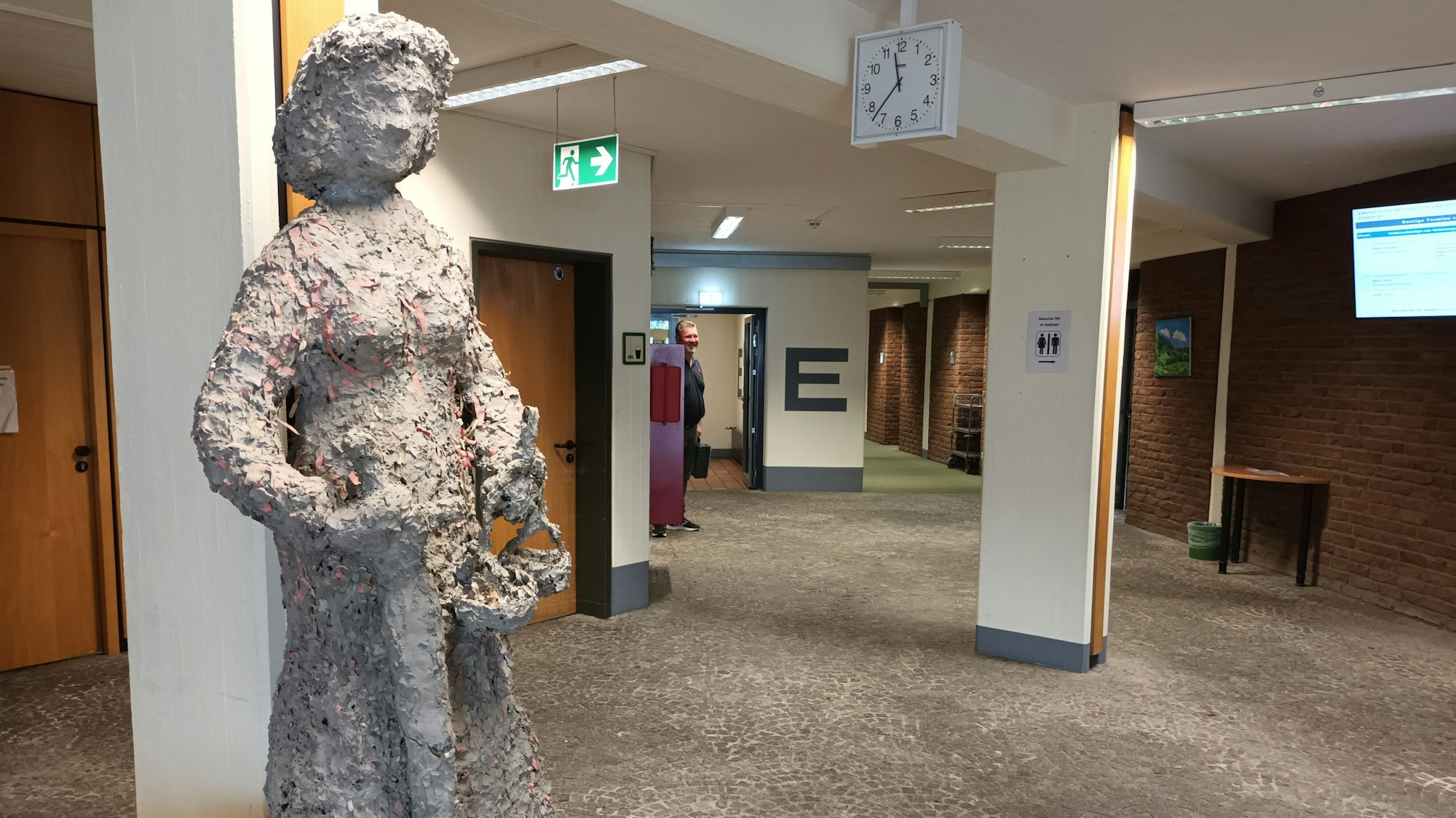 Eine künstlerisch gestaltete Justizia steht im Amtsgericht Siegburg.