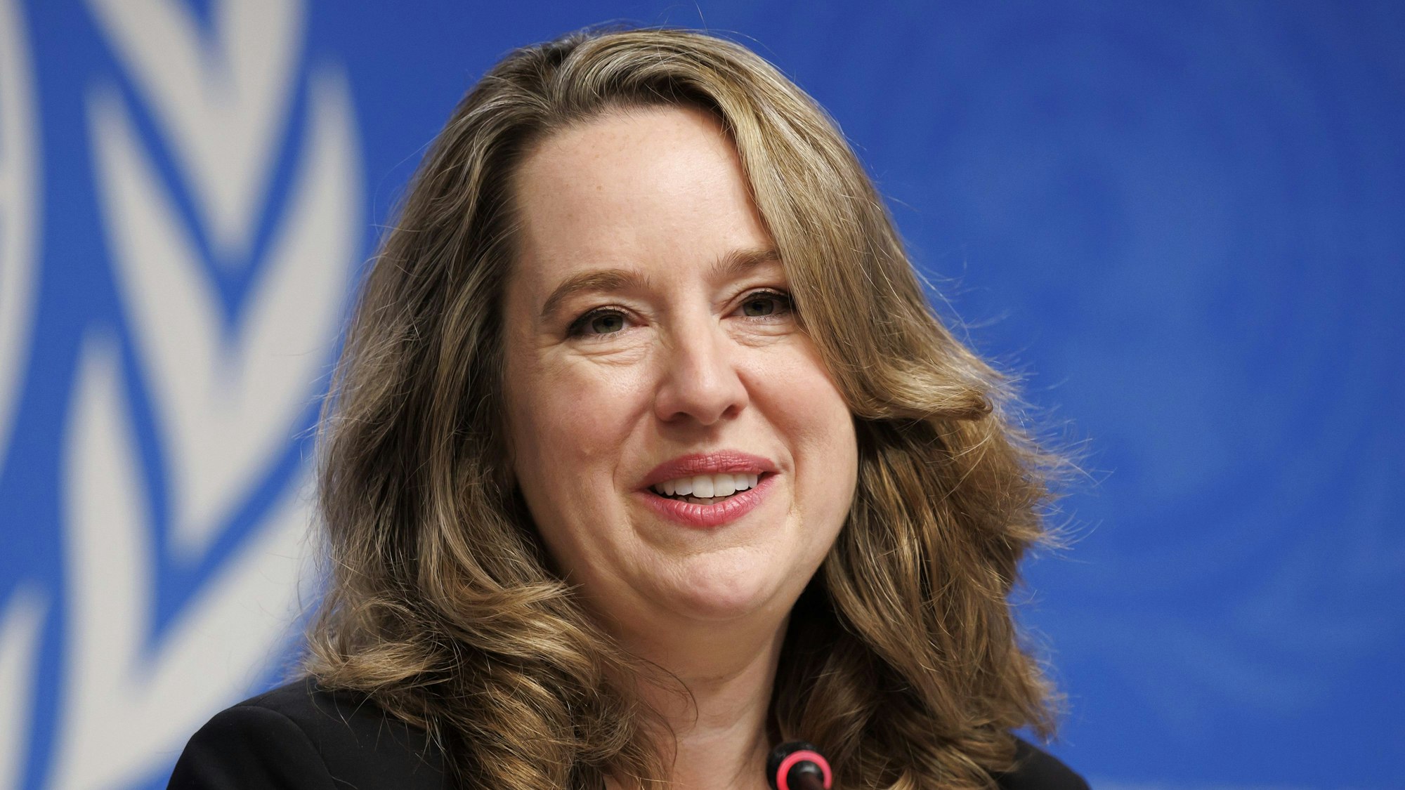 Amy Pope, neue Generaldirektorin der Internationalen Organisation für Migration (IOM), spricht während einer Pressekonferenz am europäischen Hauptsitz der Vereinten Nationen, anlässlich der Übernahme des Amtes als Generaldirektorin der IOM.