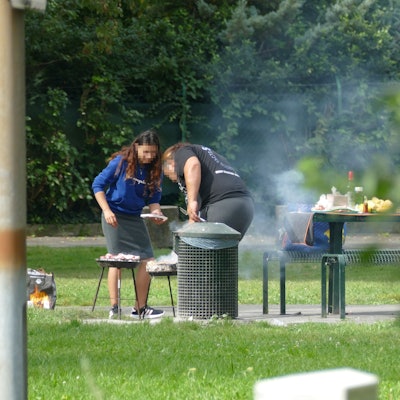 Die Geflüchteten grillen gerne an den Picknick-Tischen und lassen ihren Müll laut Anwohnern teilweise liegen.