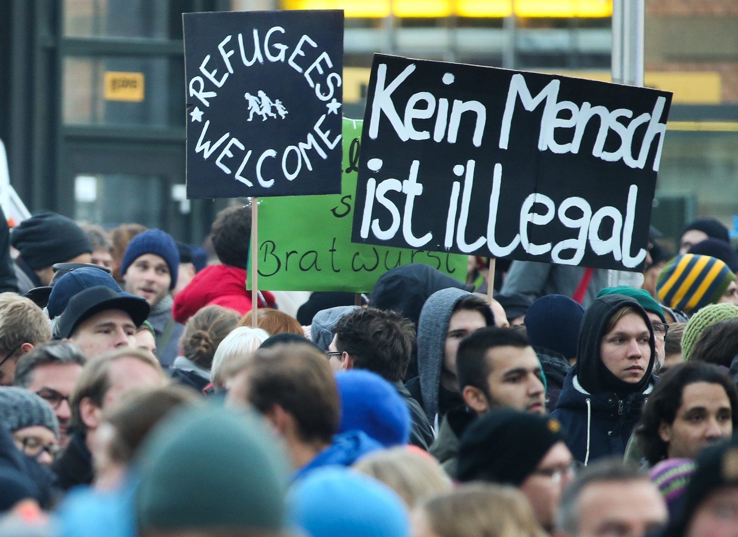 Demonstranten mit den Plakaten „Kein Mensch ist illegal“ und „Refugees welcome“ haben sich in bei einer Demonstration versammelt. (Archivbild)