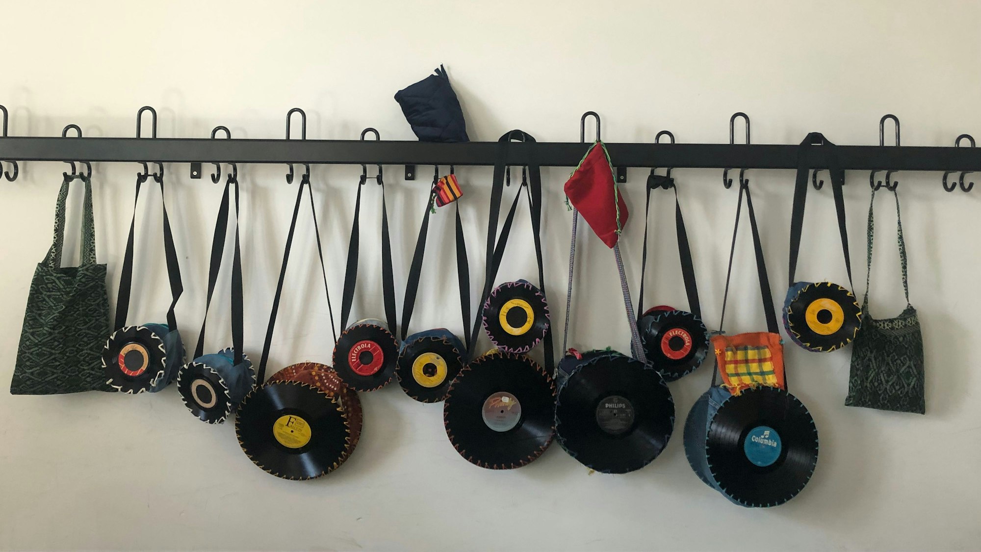 Taschen hängen an Bügeln.