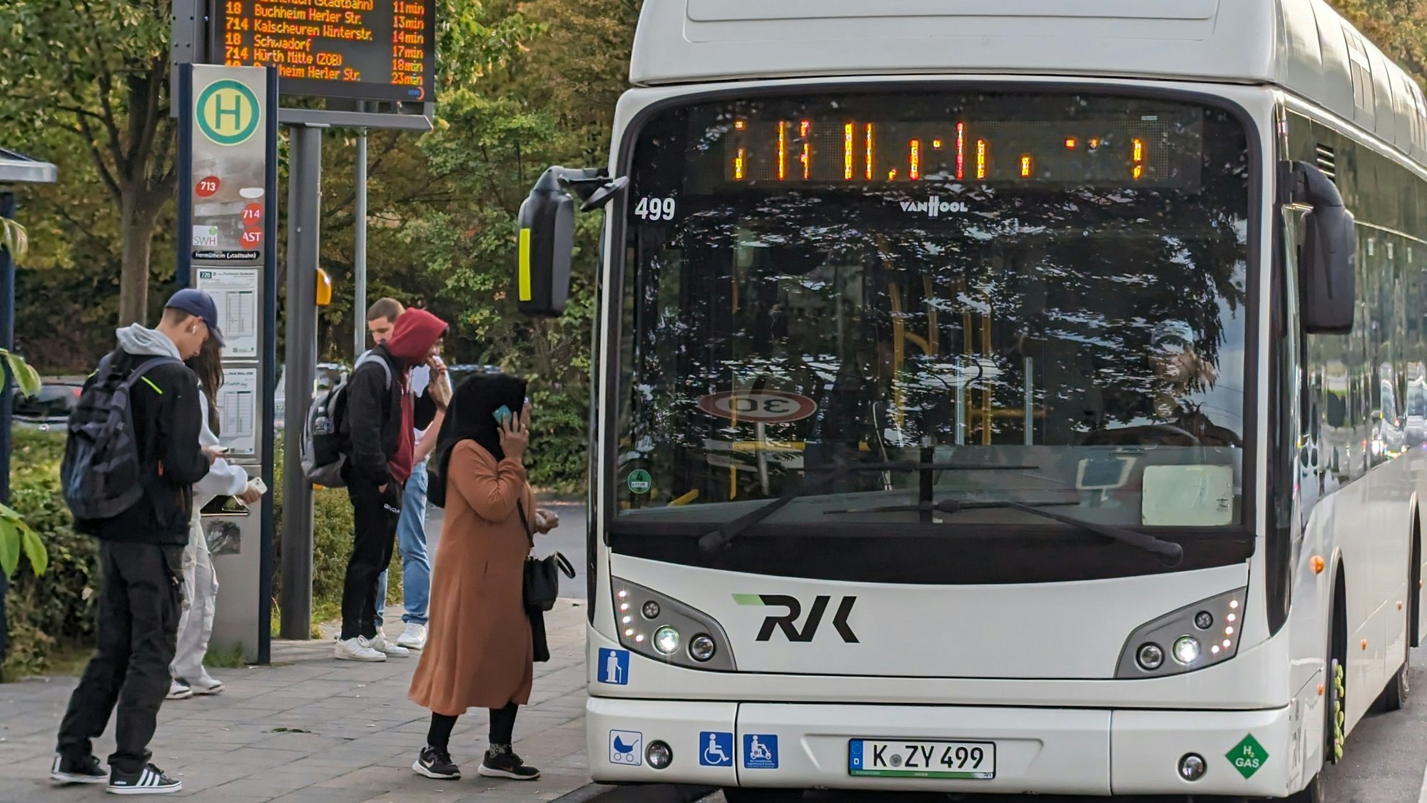 Auf dem Foto ist die Stadtbus-Linie 720 der Stadtwerke Hürth zu sehen.