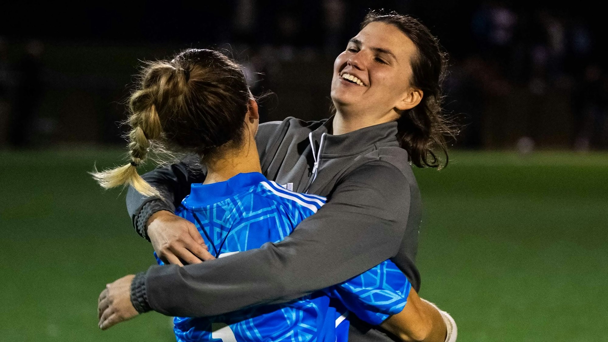 Nach dem Pokalsieg jubeln die beiden Torhüterinnen von Füssenich-Geich, Nike Zander und Michelle Leyendecker, zusammen.