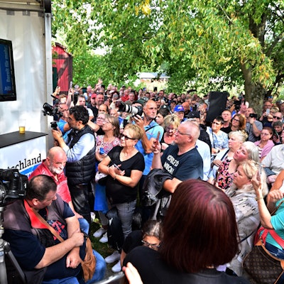 Das Dorf Mödlareuth, in dem heute rund 50 Menschen leben, wurde nach dem Zweiten Weltkrieg international berühmt als Little Berlin. Die beiden Dorfhälften wurden durch die Grenze getrennt, eine Mauer teilte Mödlareuth.