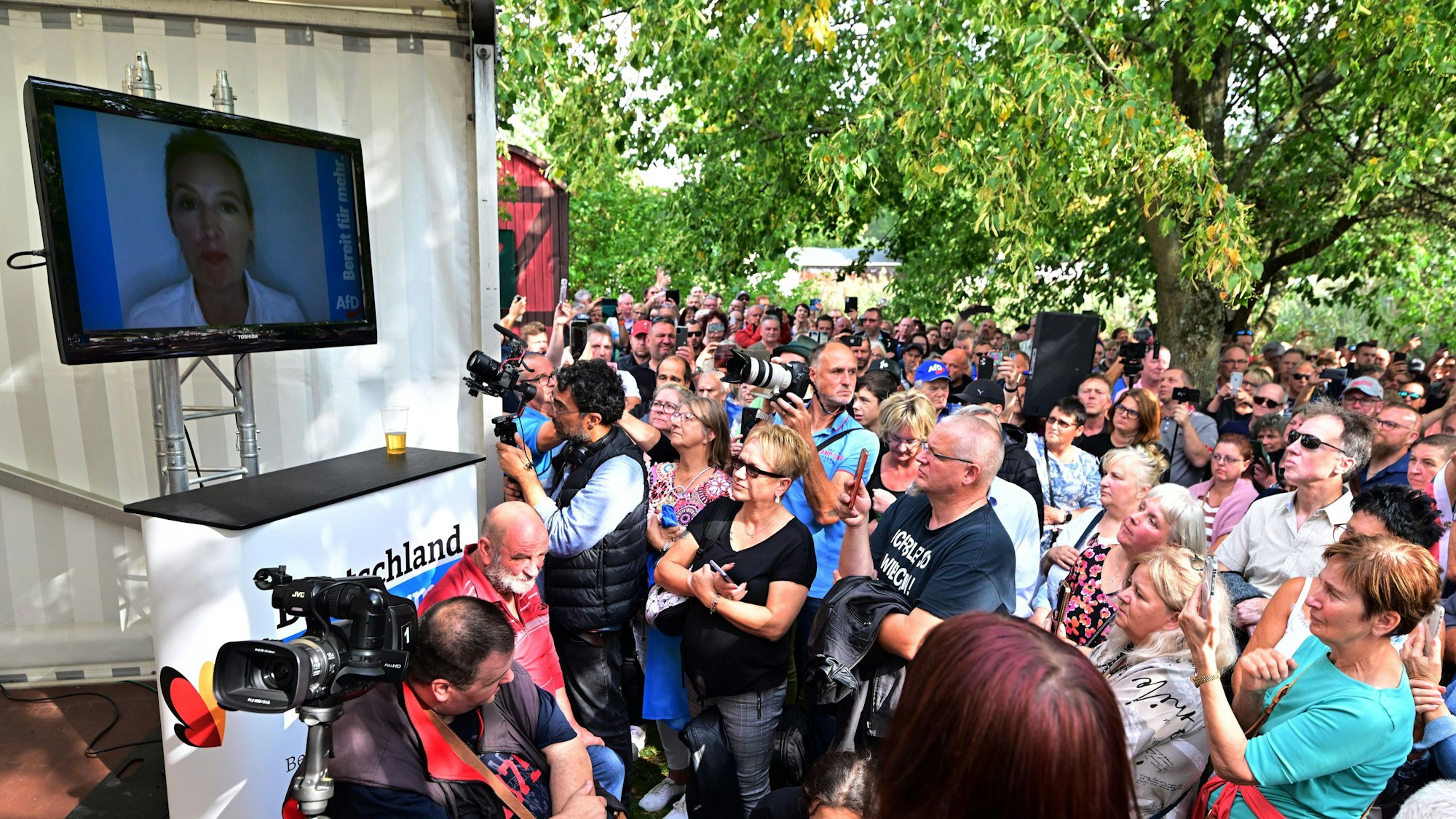 Das Dorf Mödlareuth, in dem heute rund 50 Menschen leben, wurde nach dem Zweiten Weltkrieg international berühmt als Little Berlin. Die beiden Dorfhälften wurden durch die Grenze getrennt, eine Mauer teilte Mödlareuth.