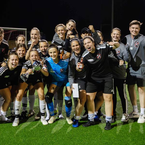 Das Bild zeigt die Fußballerinnen des TB-SV Füssenich-Geich nach dem Pokalgewinn in der vergangenen Saison.