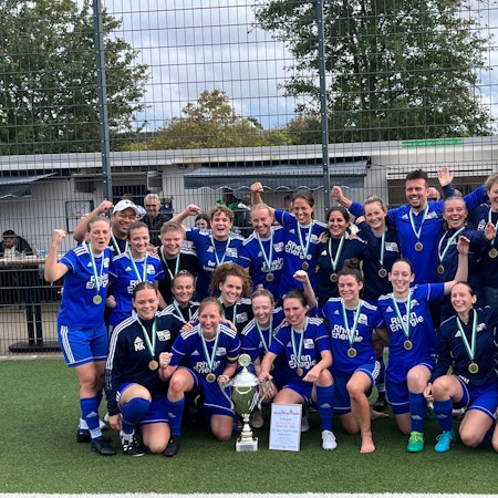 Die Fußballerinnen von Blau-Weiß Köln haben den Kreispokal gewonnen. Im Finale gelang ein 3:2-Sieg gegen Deutz 05.