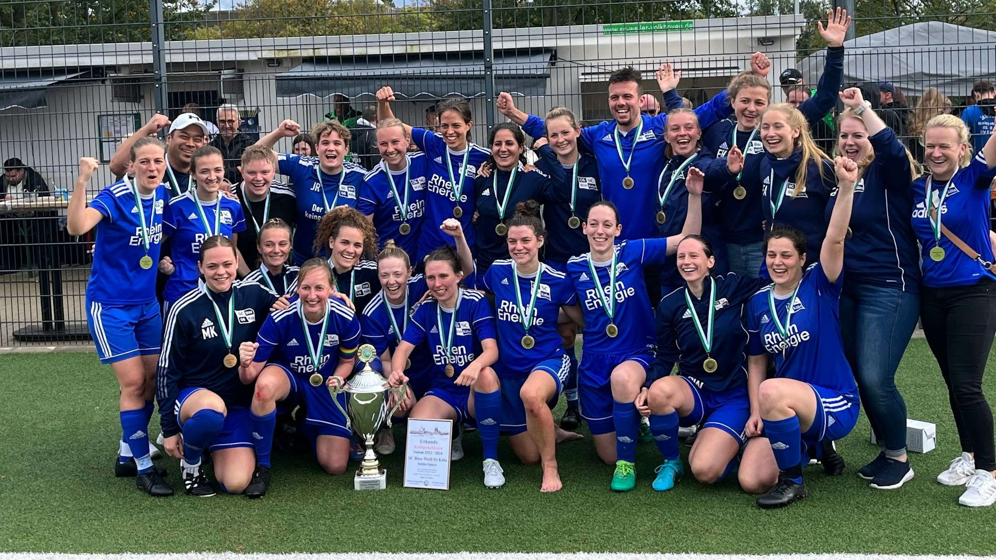 Die Fußballerinnen von Blau-Weiß Köln haben den Kreispokal gewonnen. Im Finale gelang ein 3:2-Sieg gegen Deutz 05.