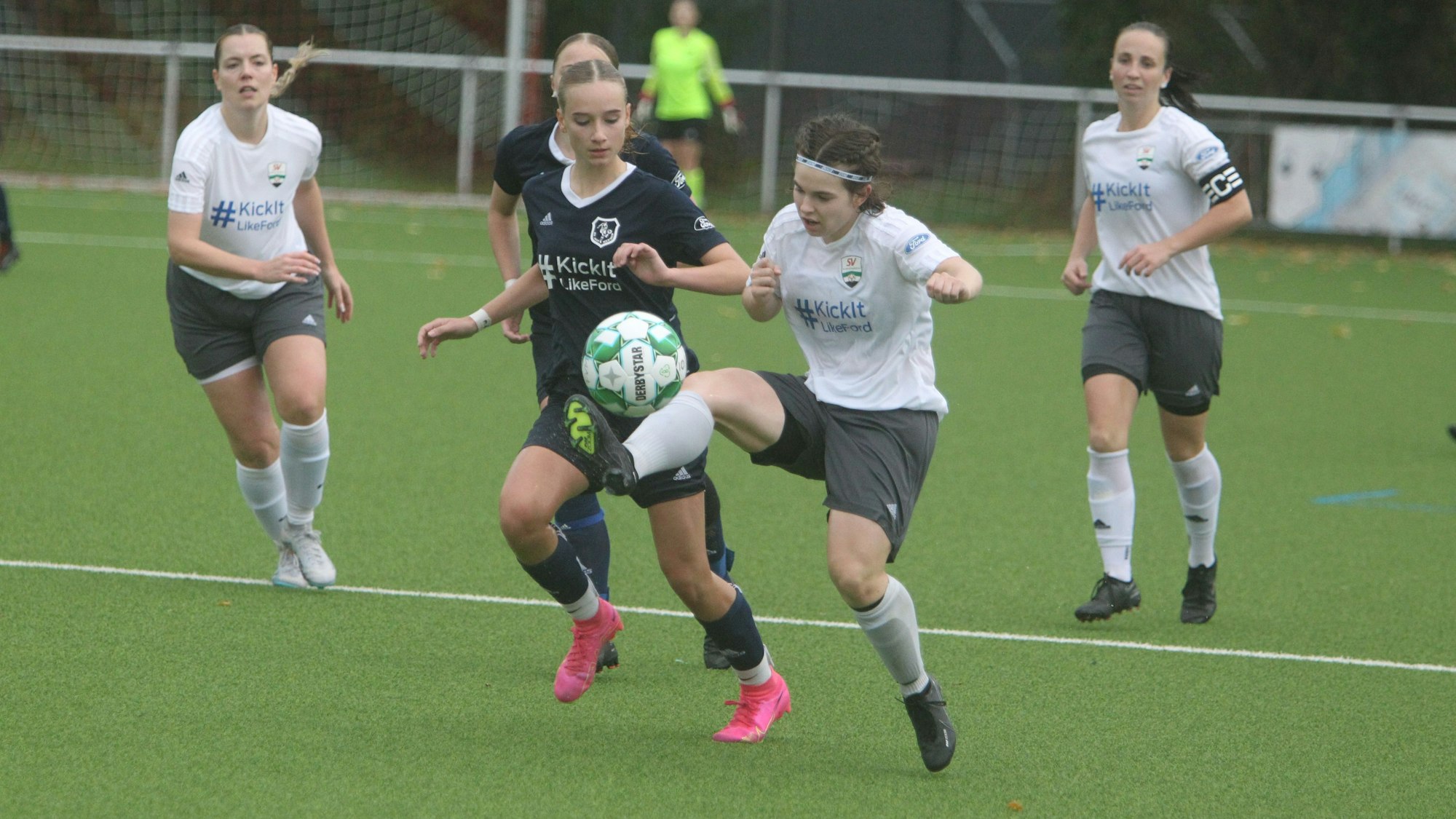 Emma Grammersbach (rechts) und der SVA behielten gegen Aayla Becker und den SV Menden die Oberhand.