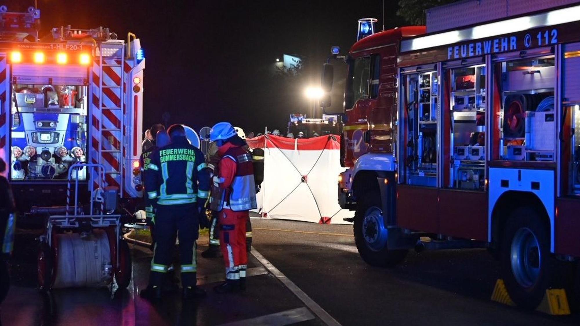 Feuerwehrwagen an der Unfallstelle.