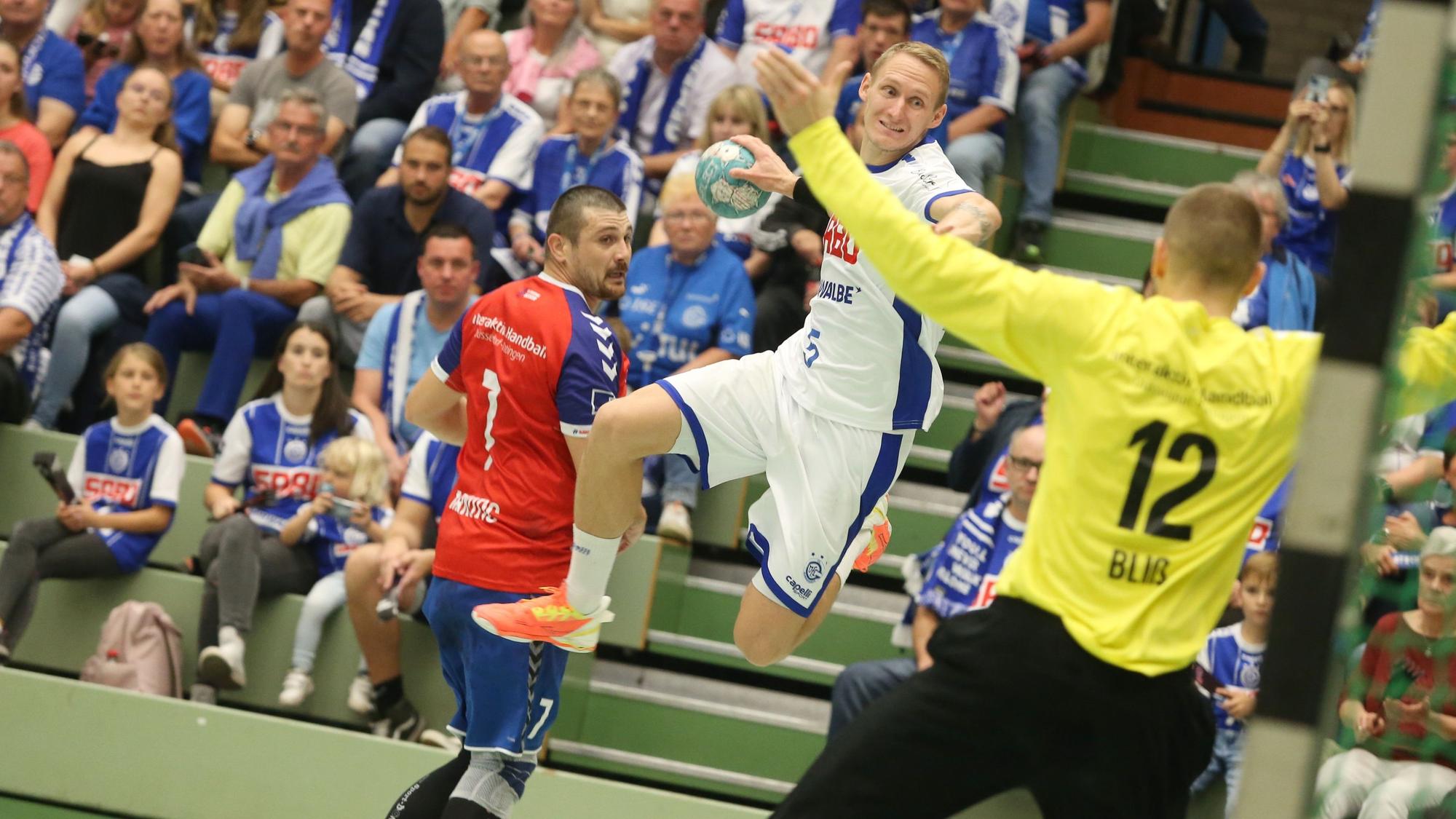 Tilen Kodrin springt mit dem Ball in der rechten Hand auf den Ratinger Torhüter zu.