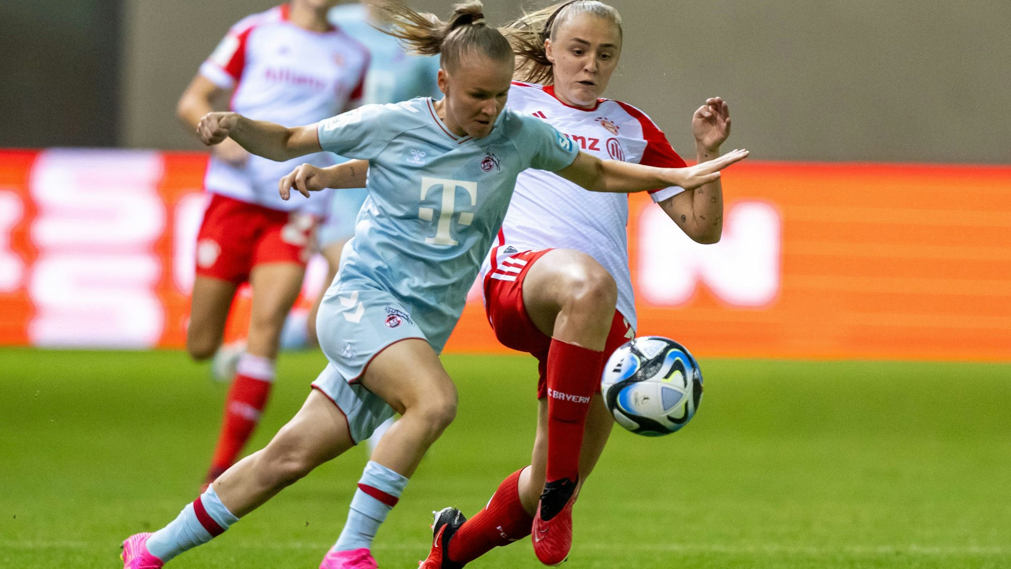 02.10.2023, Bayern, München: Fußball, Frauen: Bundesliga, Bayern München - 1. FC Köln, 2. Spieltag, Stadion an der Grünwalder Straße. Georgia Stanway (r) vom FC Bayern München und Laura Donhauser vom 1. FC Köln. Foto: Peter Kneffel/dpa - WICHTIGER HINWEIS: Gemäß den Vorgaben der DFL Deutsche Fußball Liga bzw. des DFB Deutscher Fußball-Bund ist es untersagt, in dem Stadion und/oder vom Spiel angefertigte Fotoaufnahmen in Form von Sequenzbildern und/oder videoähnlichen Fotostrecken zu verwerten bzw. verwerten zu lassen. +++ dpa-Bildfunk +++