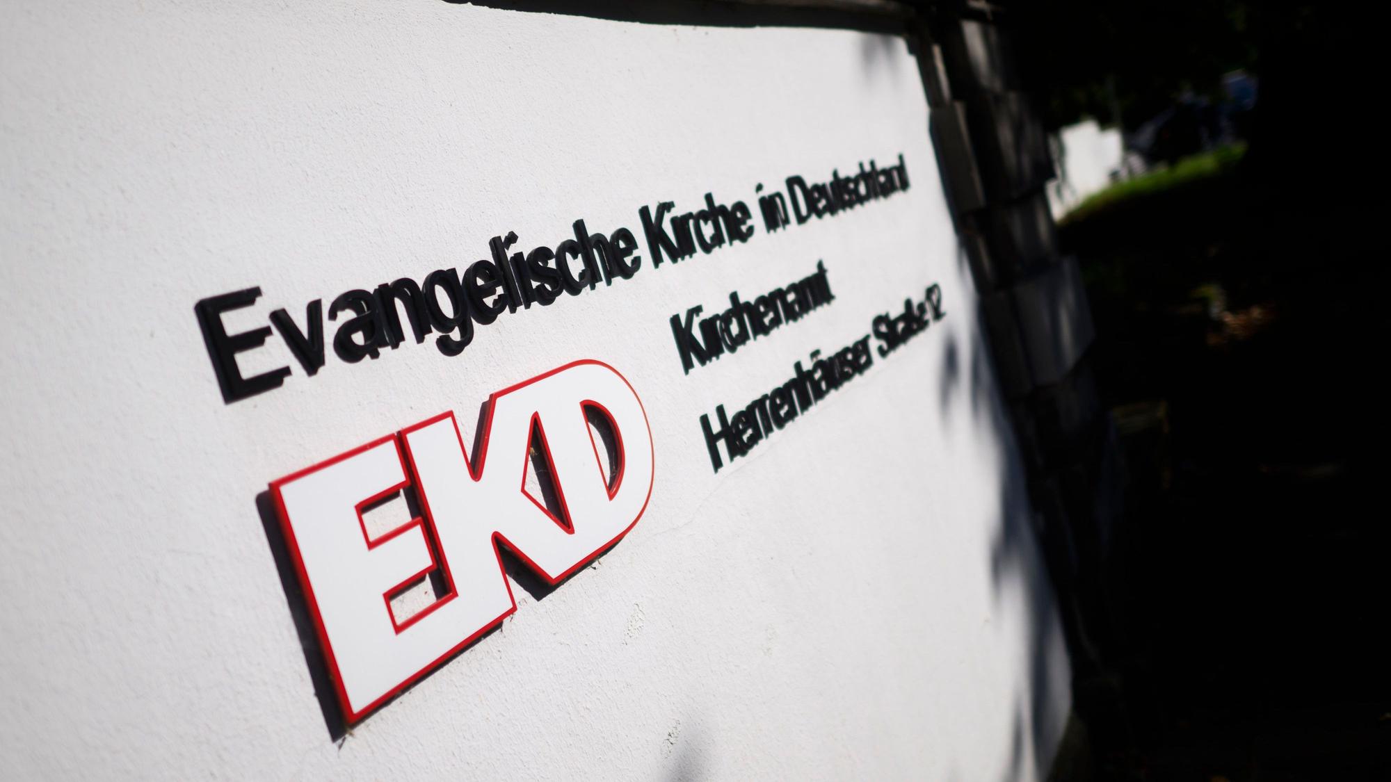 Ein Schild hängt vor dem Kirchenamt der Evangelischen Kirche in Deutschland (EKD).