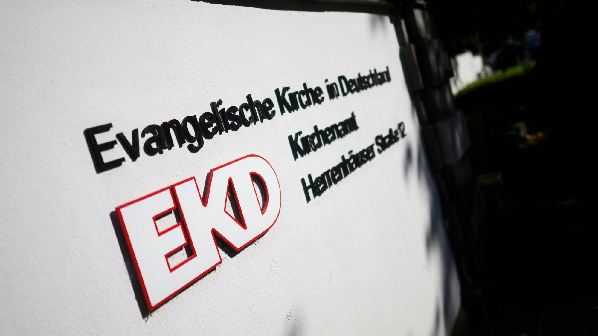 Ein Schild hängt vor dem Kirchenamt der Evangelischen Kirche in Deutschland (EKD).