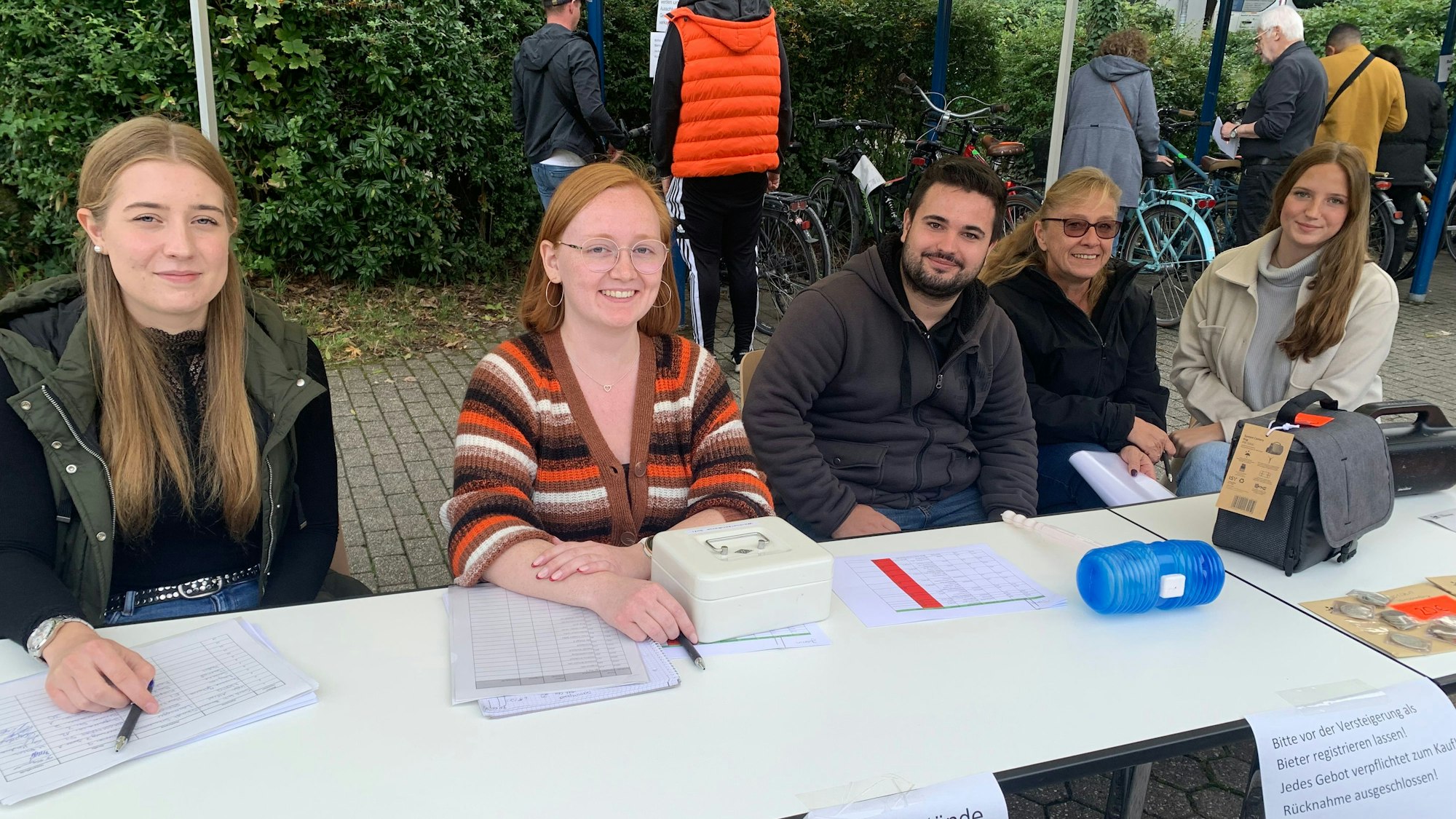 Das Team der Stadt Troisdorf bei der öffentlichen Versteigerung von Fundsachen, Links außen Jana Esser vom Fundbüro, daneben die Leiterin Jasmin Humbach. Sandra Bader (2. von rechts) vom Bürgeramt ist die Auktionatorin
