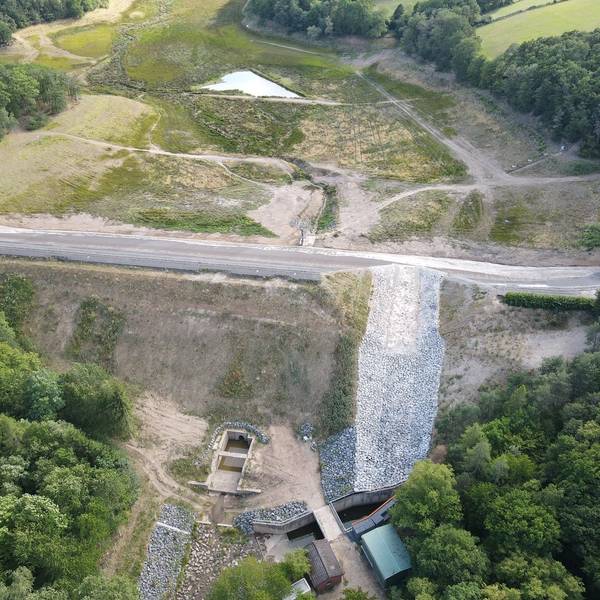 Das Bild zeigt die Steinbachtalsperre aus der Luft. Im Damm ist weiterhin ein großes Loch zu erkennen.