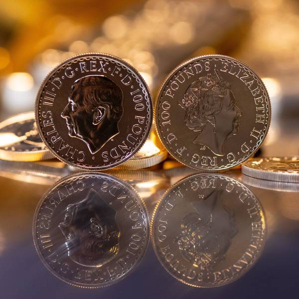 Goldbarren und Goldmünzen in unterschiedlicher Größe liegen beim Edelmetallhändler Pro Aurum in einem Tresor auf einem Tisch.
