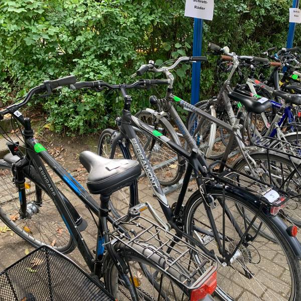 Bei der öffentlichen Versteigerung von Fundsachen besitzerlose Fahrräder stehen in einer Reihe.