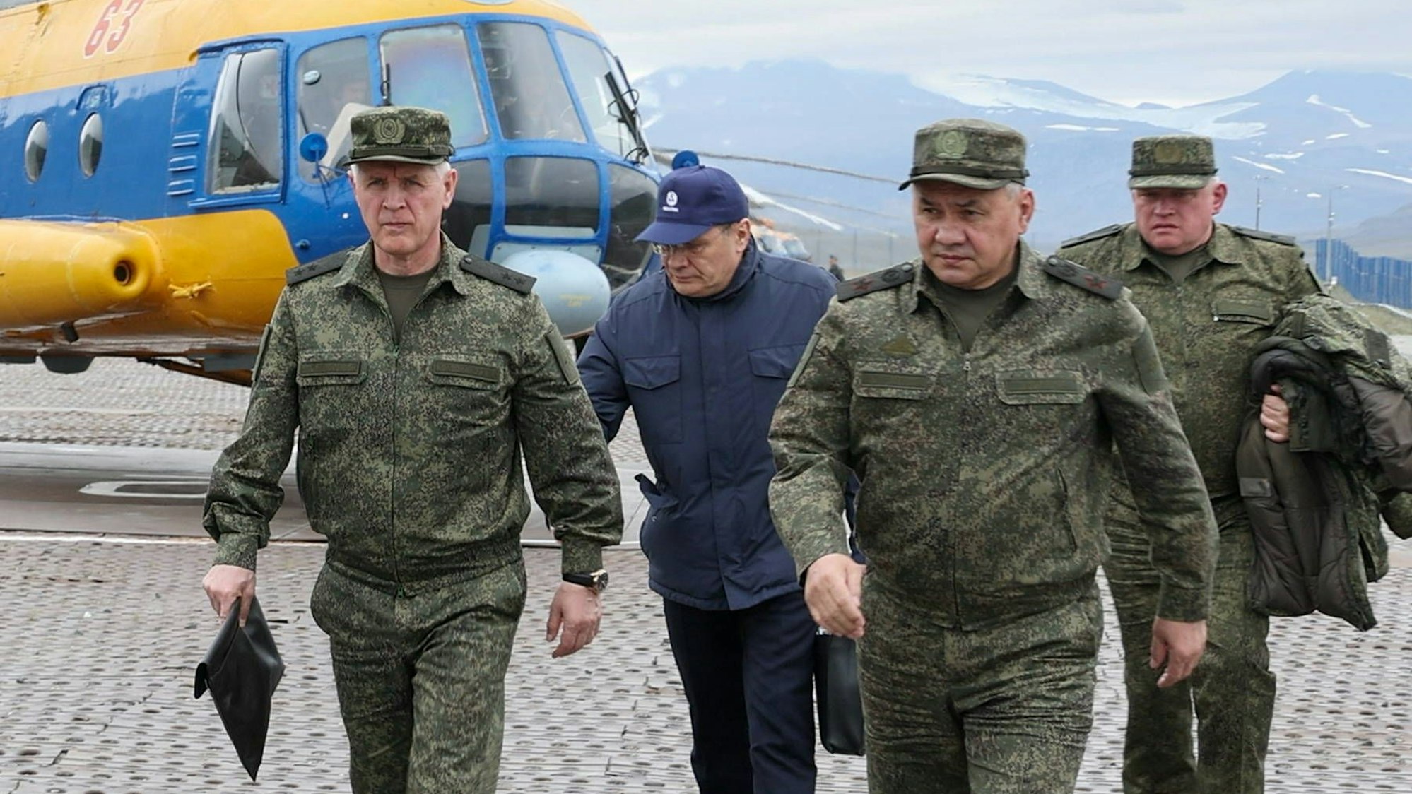 Russlands Verteidigungsminister Sergej Schoigu (2. von rechts) besuchte im August die Inselgruppe Nowaja Semlja im Norden Russlands. Offiziell, um die arktischen Garnisonen der russischen Nordflotte zu inspizieren und eine Bereitschaftsinspektion der auf der Inselgruppe stationierten Spezialeinheiten durchzuführen.