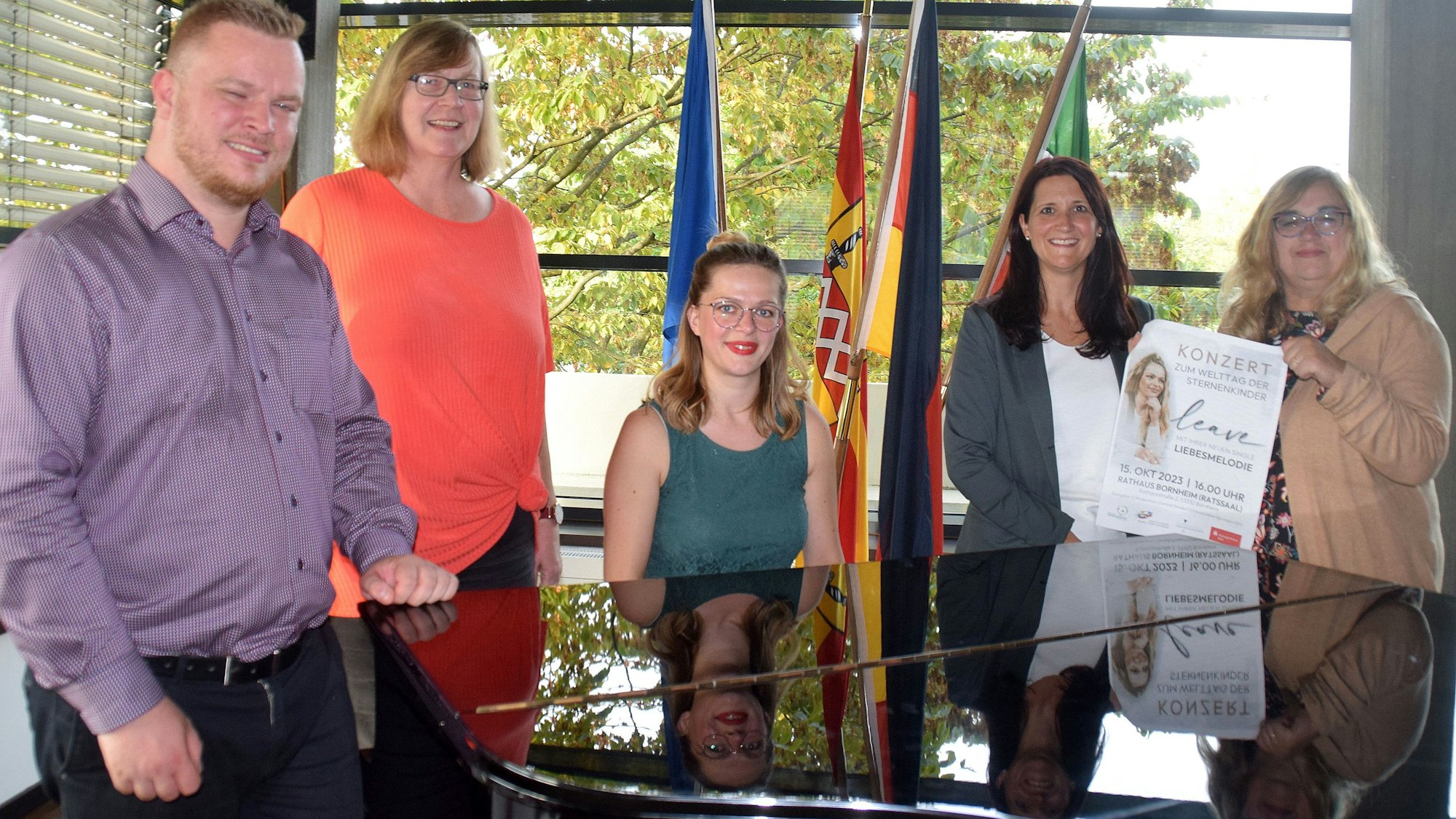 Für das Sternenkinderkonzert mit Lea Sauter (am Flügel) werben von links: Dominik Pinsdorf, Dorothee Schwolgin, Michaela Klimke und Ute Trimpert.