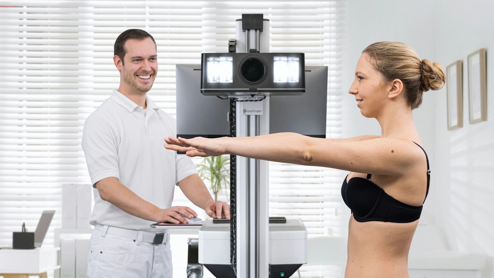 Junge Frau mit einem Arzt beim Hautkrebs-Screening