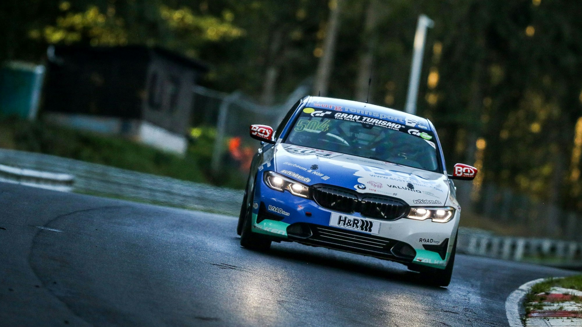 Das Rennauto des Weilerswister Fahrers Björn Simon biegt in eine Kurve ein.