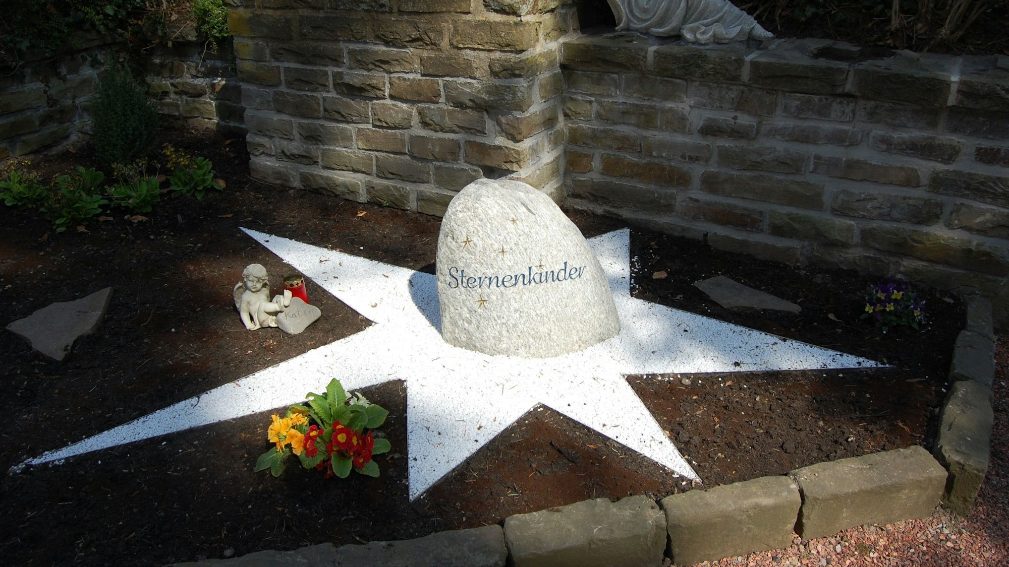Das Sternenkinder-Grab auf dem Friedhof in Brenig.