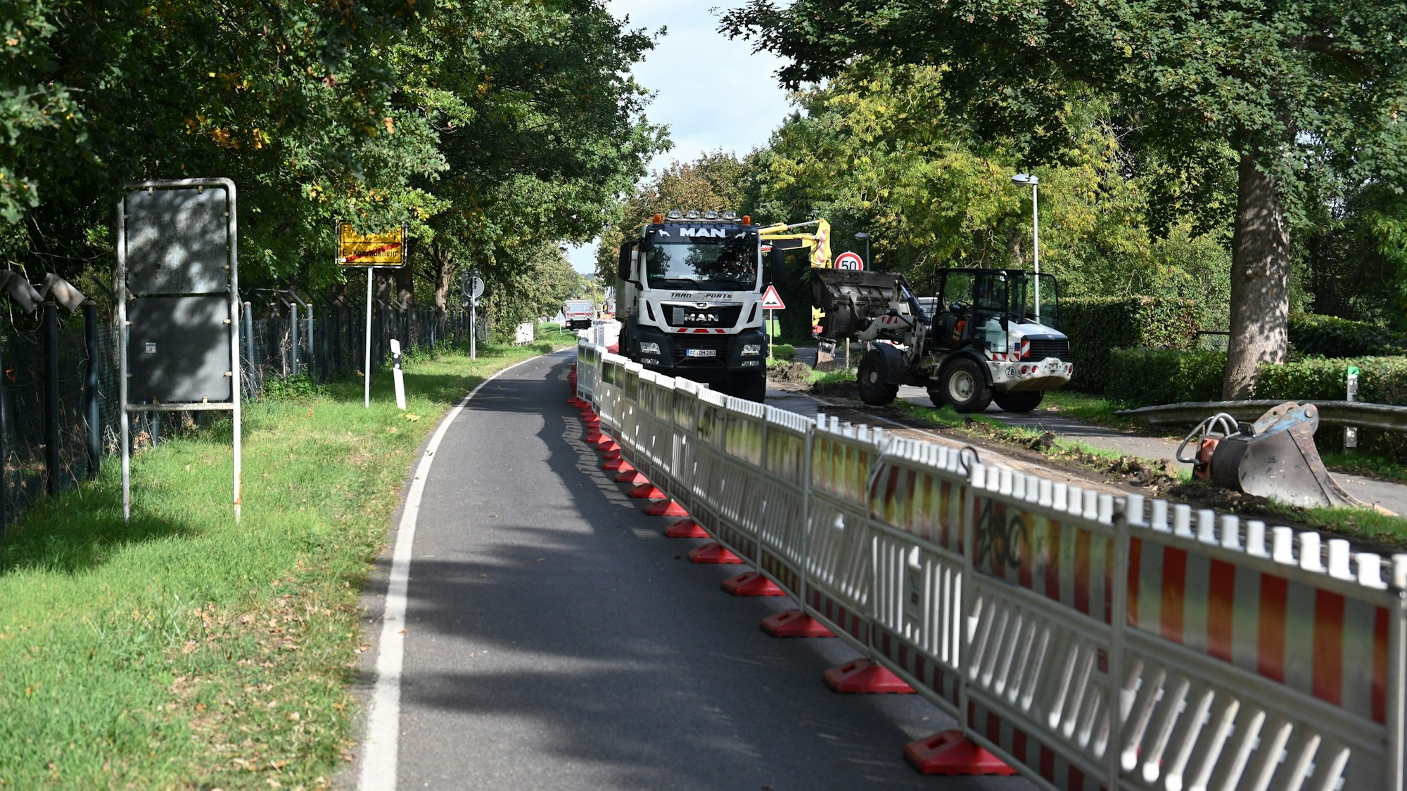 Eine Straße ist mit Warnbaken abgesperrt.