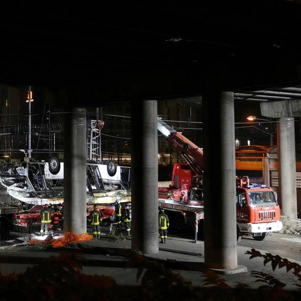 Mestre: Italienische Feuerwehrleute arbeiten nach einem Busunglück an der Unfallstelle.