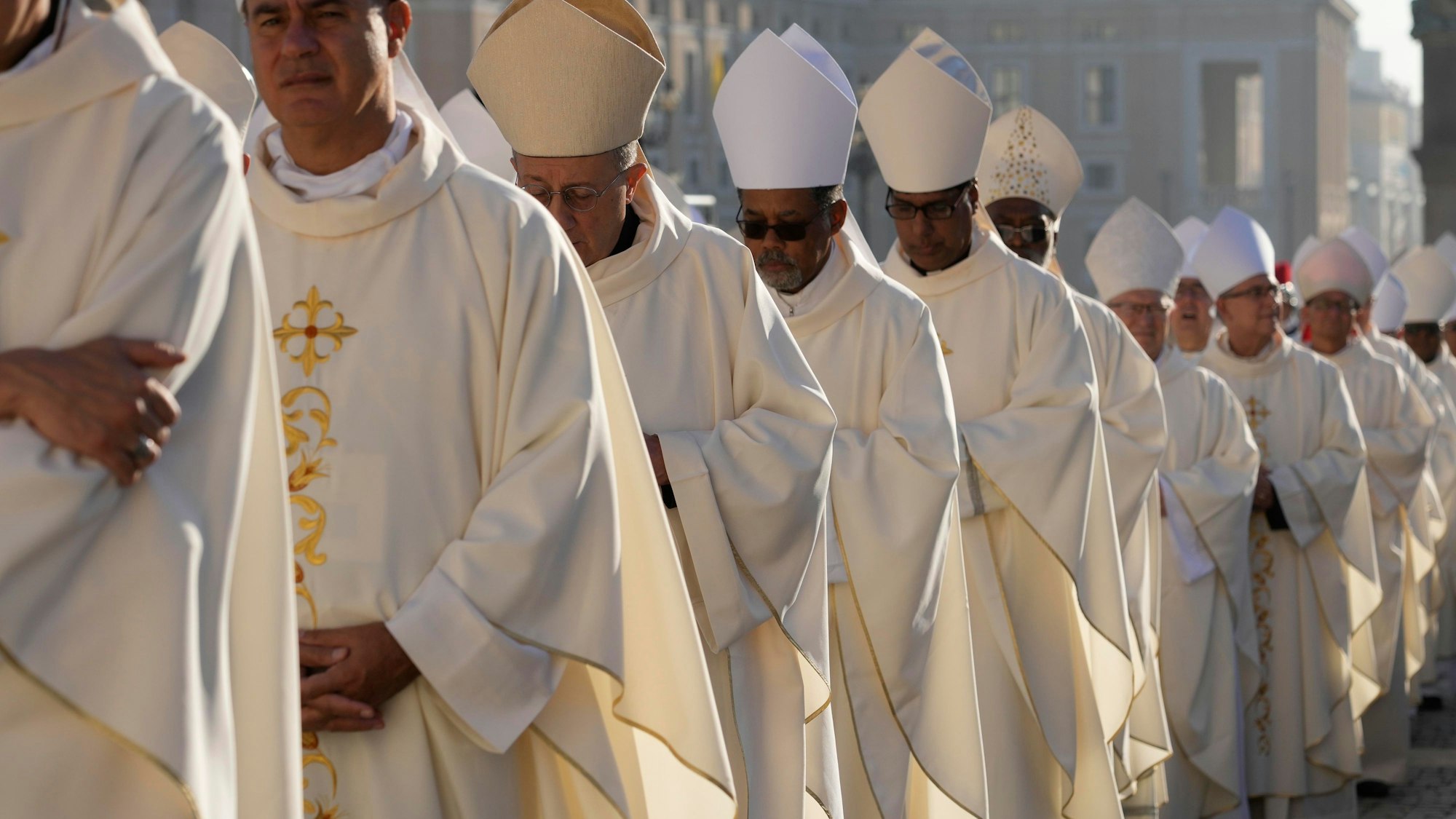 Prälaten stehen in einer Reihe.
