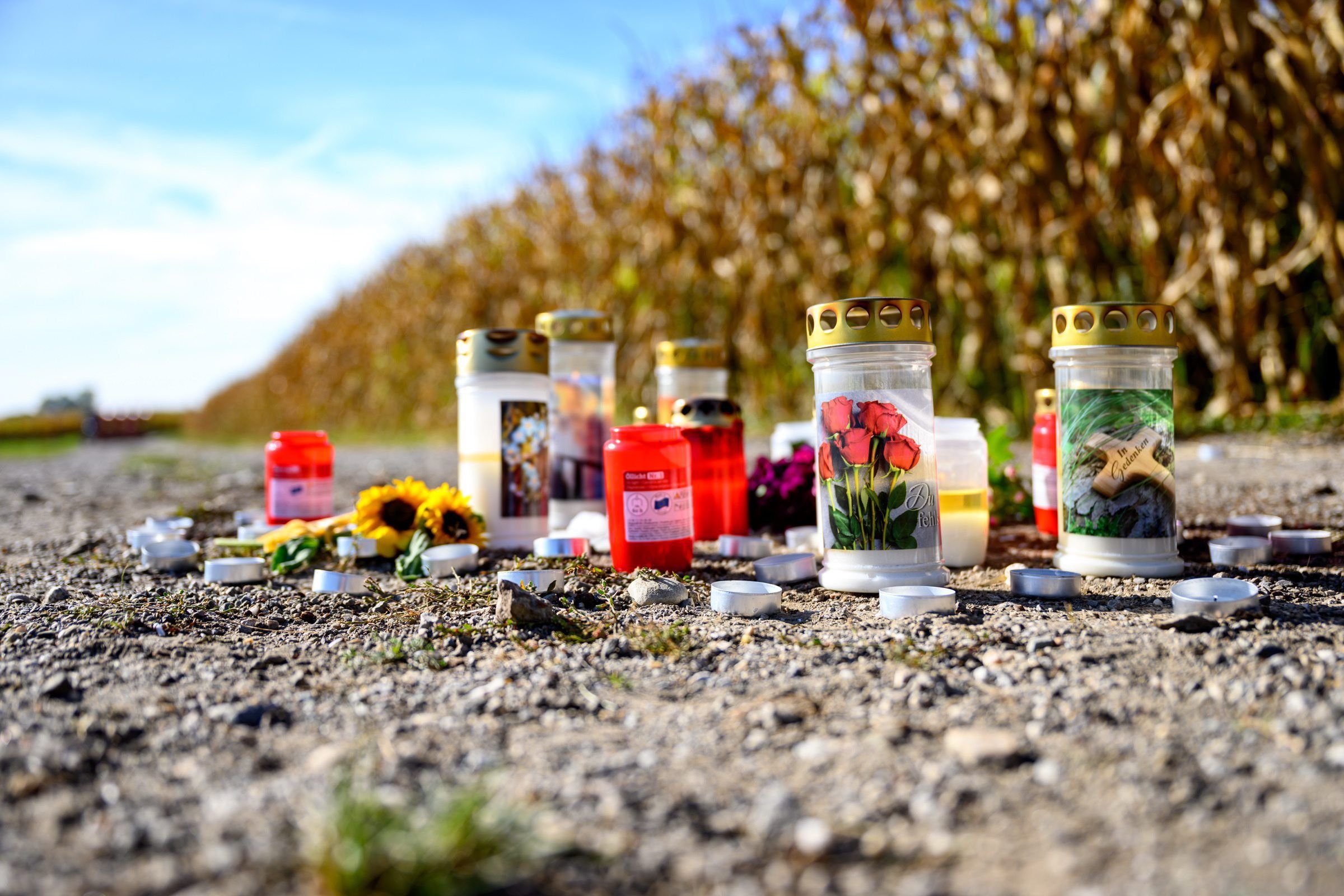Naarn: Kerzen und Blumen liegen an dem Unfallort, an dem es zu einer tödlichen Hundeattacke kam.