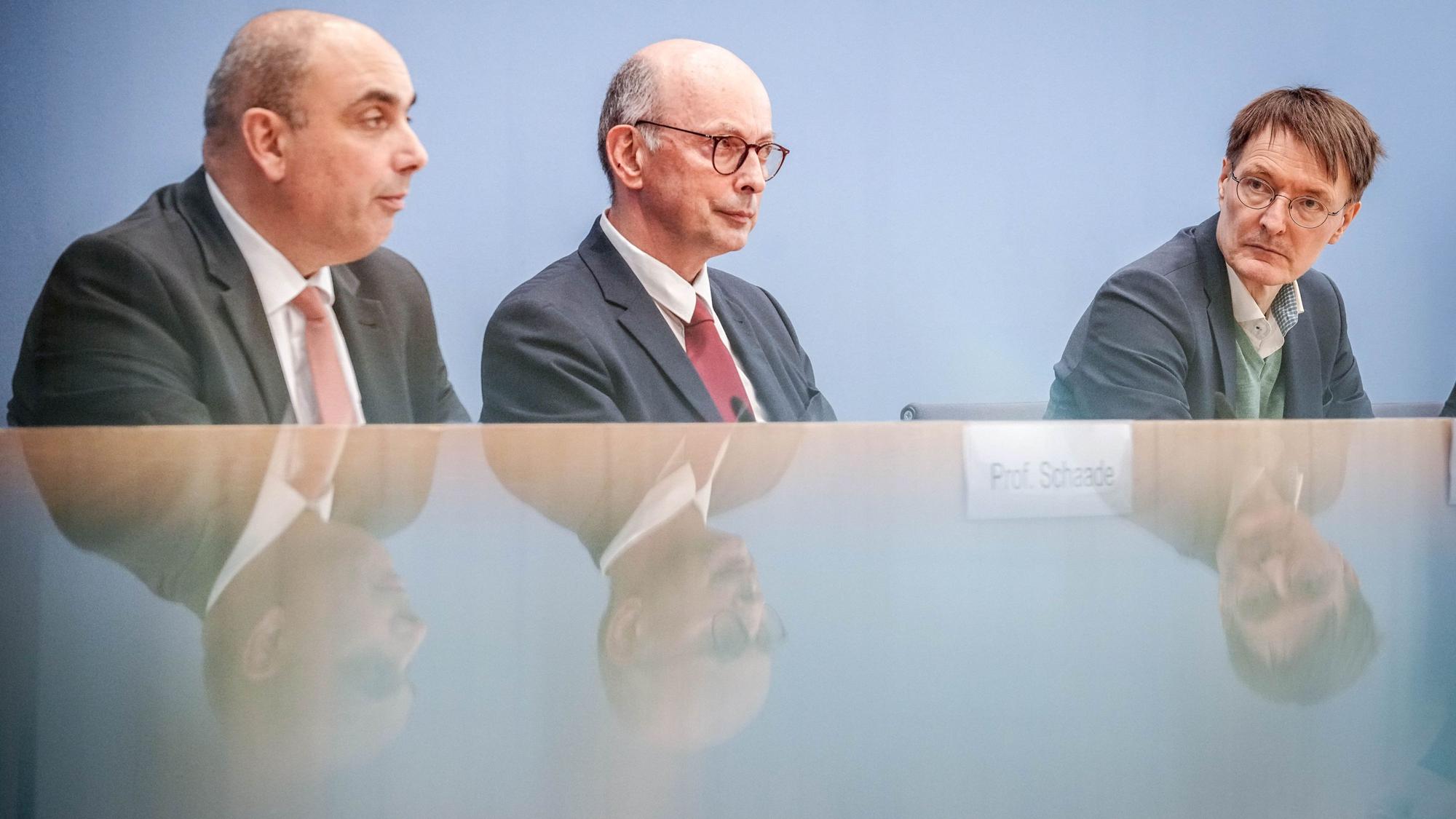 04.10.2023, Berlin: Lars Schaade (l-r), RKI-Präsident, Johannes Nießen als Gründungsbeauftragter der neuen Präventionsbehörde und Karl Lauterbach (SPD), Bundesminister für Gesundheit-