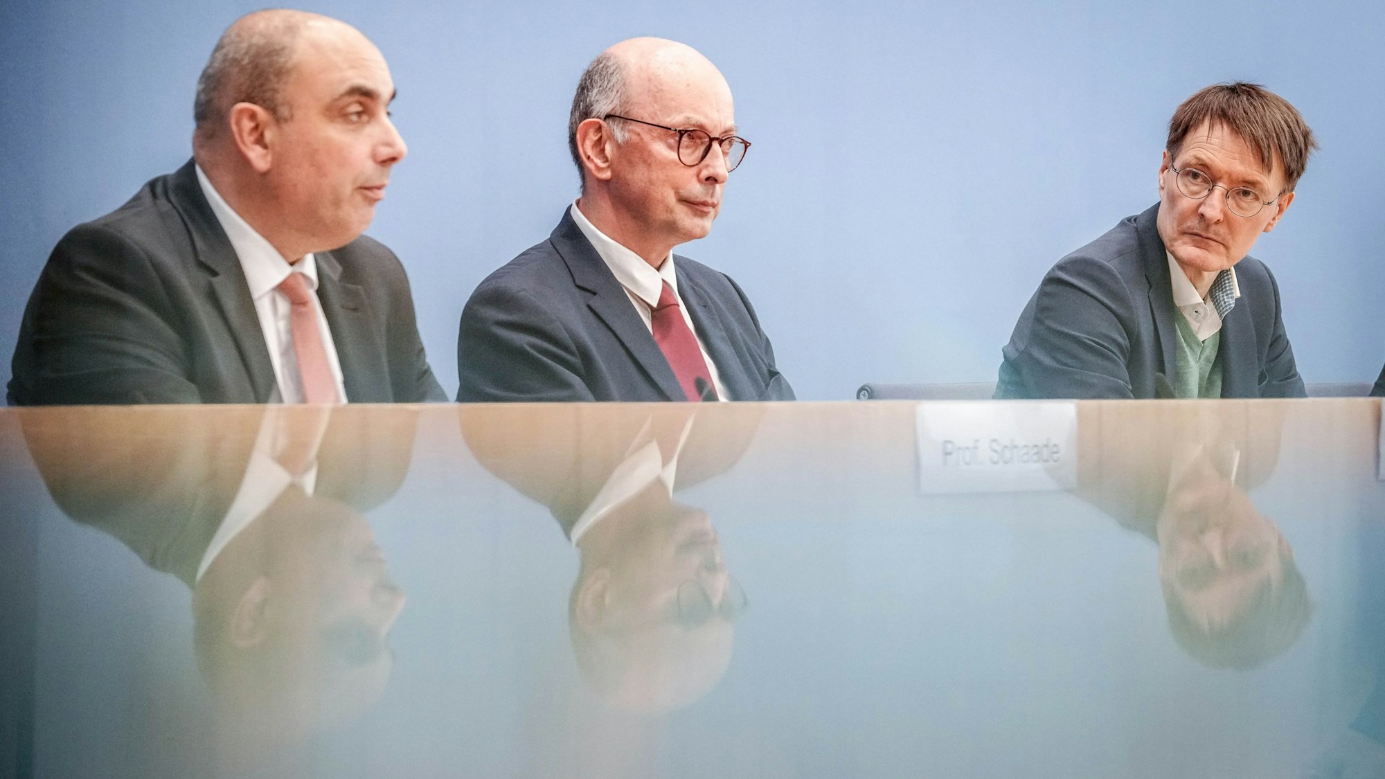 04.10.2023, Berlin: Lars Schaade (l-r), RKI-Präsident, Johannes Nießen als Gründungsbeauftragter der neuen Präventionsbehörde und Karl Lauterbach (SPD), Bundesminister für Gesundheit-