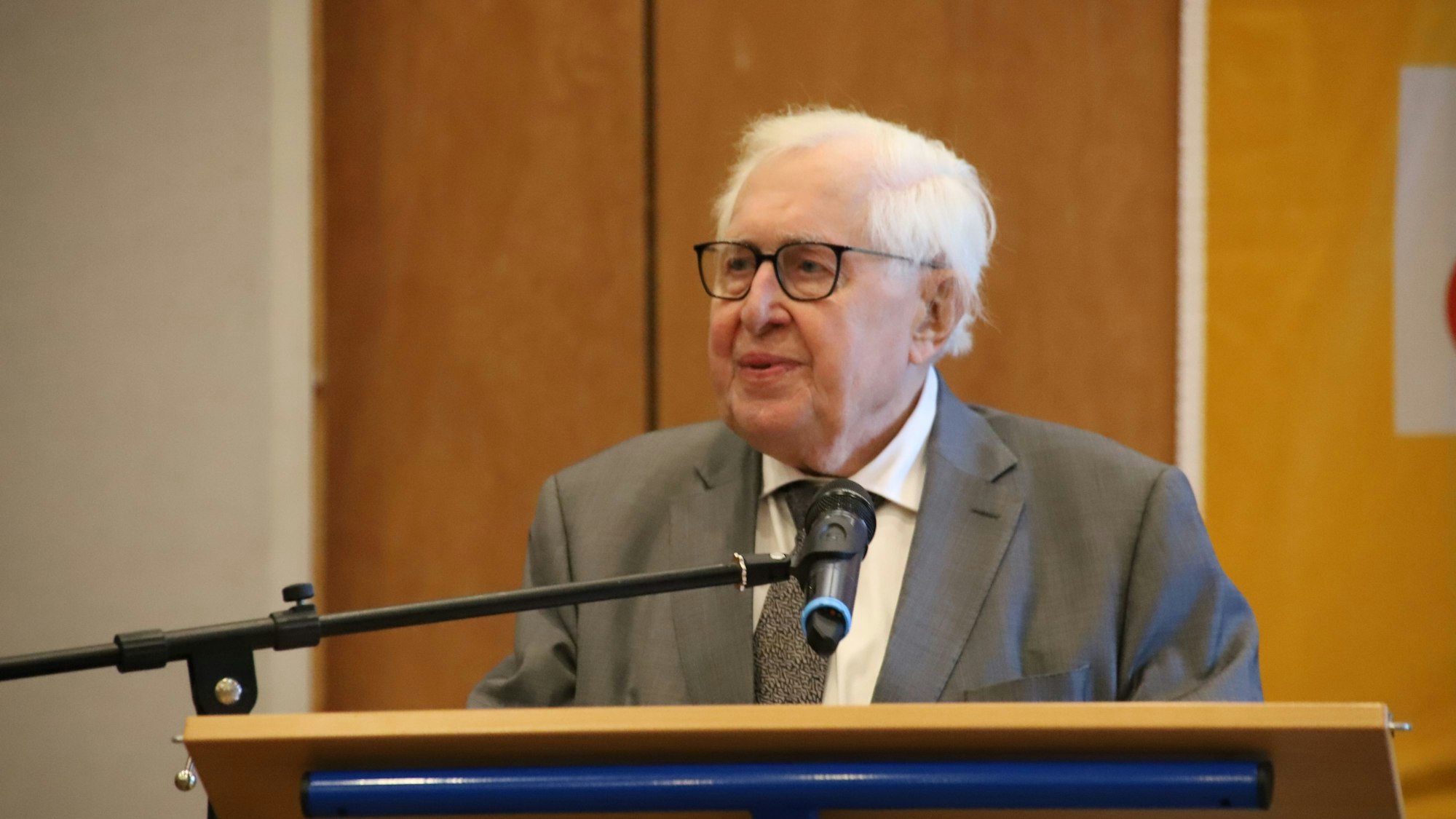 Professor Dr. Bernhard Vogel erinnerte bei seiner Festrede im Ratssaal an die historischen Ereignisse, hier steht er am Rednerpult und spricht in das Mikrofon.