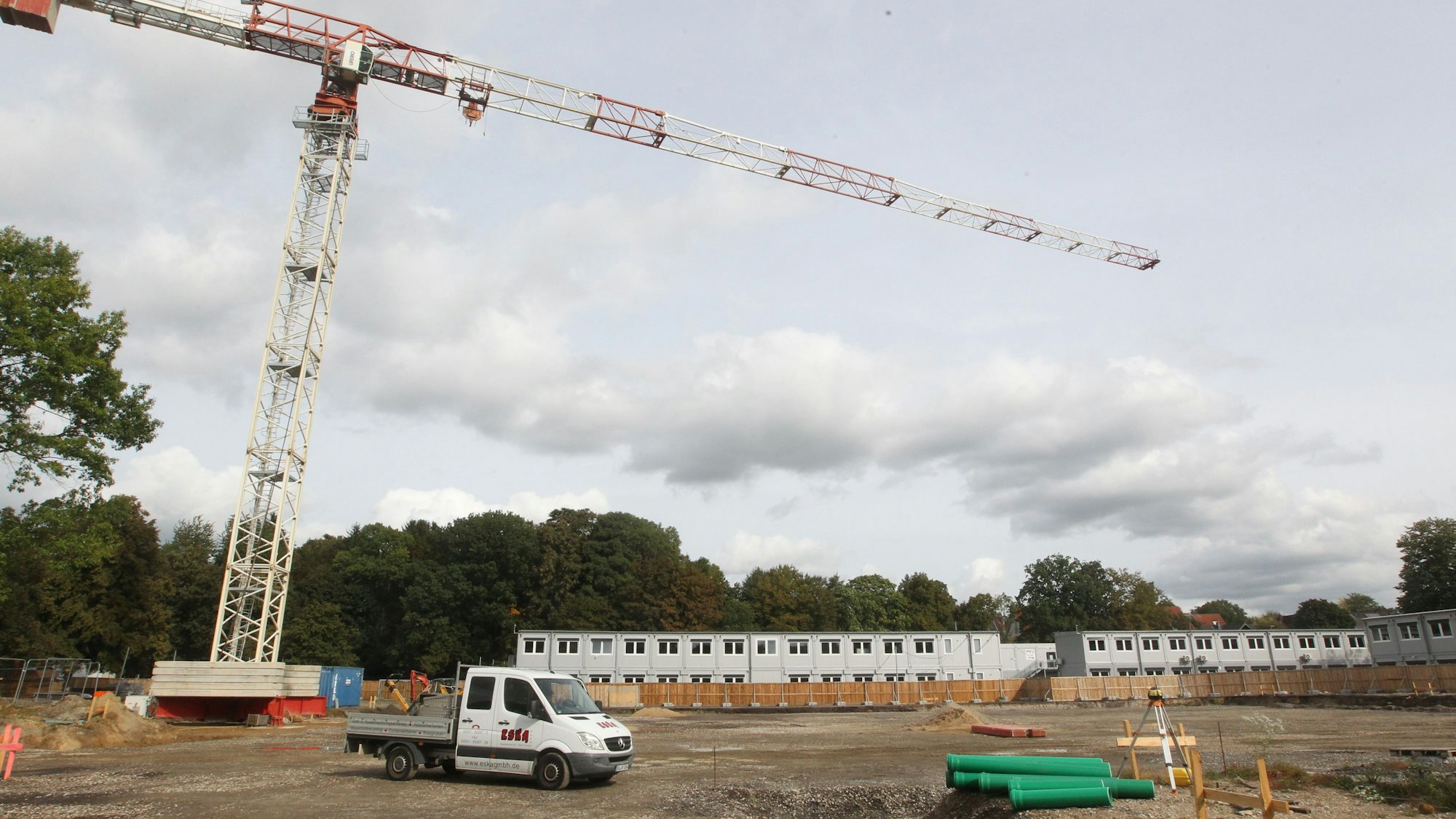 Der Kran ist aufgebaut und die Arbeiten an der Bodenplatte können beginnen.