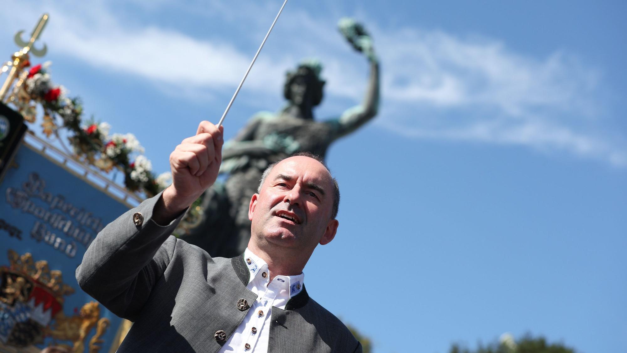 Er gibt gern den Ton an: Zum Abschluss des Oktoberfests dirigiert Hubert Aiwanger am Dienstag eine Blaskapelle vor der Bavaria-Statue in München.